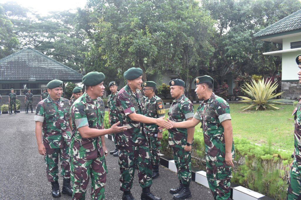 Brigif 9/DY/2 Kostrad Menerima Kunjungan Silaturahmi Irkostrad.

Brigif 9/DY/2 Kostrad menerima kunjungan silaurahmi Irkostrad, Mayjen TNI Choirul Anam, S.E., M.M. beserta keluarga, yang bertempat di Mabrigif 9/DY/2 Kostrad, Kecamatan Patrang, Kabupaten Jember, Jawa Timur, Kamis(31/10/2024).

Kedatangan Irkostrad, Mayjen TNI Choirul Anam, S.E., M.M. disambut langsung oleh Danbrigif 9/DY/2 Kostrad, Kolonel Inf Dr. La Ode Muhammad Nurdin., S.Sos., M.I.Pol. dengan didampingi Kasbrigif 9/DY/2 Kostrad, Letkol Inf Suhendar Suryaningrat, S.H., M.Si. berserta Perwira Staf Brigif 9/DY/2 Kostrad.

Danbrigif 9/DY/2 Kostrad, Kolonel Inf Dr. La Ode Muhammad Nurdin., S.Sos., M.I.Pol. menyampaikan merupakan suatu kebanggan dan kehormatan bagi Brigif 9/DY/2 Kostrad, menerima kunjungan silaturahmi dari Irskostrad Mayjen TNI Choirul Anam, S.E., M.M. beserta keluarga.

"Kami sampaikan terima kasih kepada Irkostrad Mayjen TNI Choirul Anam, S.E., M.M. yang telah berkunjung silaturahmi di Brigif 9/DY/2 Kostrad, ini merupakan bentuk perhatian pimpinan terhadap anggotanya, dan merupakan suatu kehormatan dan kebanggan bagi kami." Ungkap Danbrigif 9/DY/2 Kostrad.