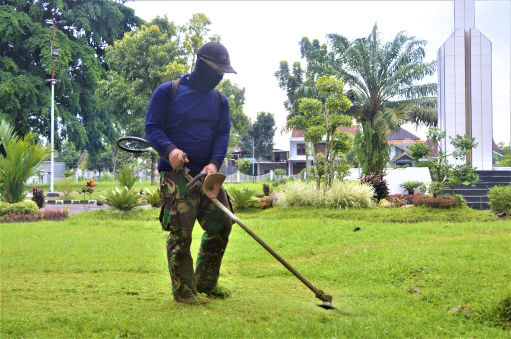 umat Berkah Staf Teritorial Brigif 9/DY/2 Kostrad Melaksanakan Kegiatan Berbagi Kepada Masyarakat

Dengan semangat ikhlas dan kepedulian terhadap sesama, Staf Teritorial Brigif 9/DY/2 Kostrad melaksanakan berbagi Nasi Jumat Berkah Minggu ke-1 bulan Mei 2024 kepada Masyarakat diseputaran Asrama. Jumat (03/05/2024).

Salah Satu Kegiatan Non Program Staf Teritorial Brigif 9/DY/2 Kostrad yang bertajuk _*"Mobil Senyum Teritorial Dharaka Yudha Berbagi"*_ tersebut dilaksanakan guna memberikan manfaat dengan membantu Masyarakat yang membutuhkan khususnya bagi para pekerja Informal.

Kegiatan mingguan yang diinisiasi oleh Staf Teritorial Brigif 9/DY/2 Kostrad tersebut mendapat dukungan dan respon positif dari Anggota Denma Brigif 9/DY/2 Kostrad dan Masyarakat di luar Asrama dengan turut serta berkontribusi menitipkan Shodaqoh Nasi Jumat Barokah guna turut serta dibagikan kepada Masyarakat yang membutuhkan.

Danbrigif 9/DY/2 Kostrad, Letkol Inf Dr. La Ode Muhammad Nurdin, S.Sos., M.I.Pol menyampaikan bahwa kegiatan ini merupakan salah satu bentuk Aksi Nyata Teritorial Brigif 9/DY/2 Kostrad guna turut serta membantu dalam mengatasi kesulitan Masyarakat di sekitar Asrama, Ungkapnya.