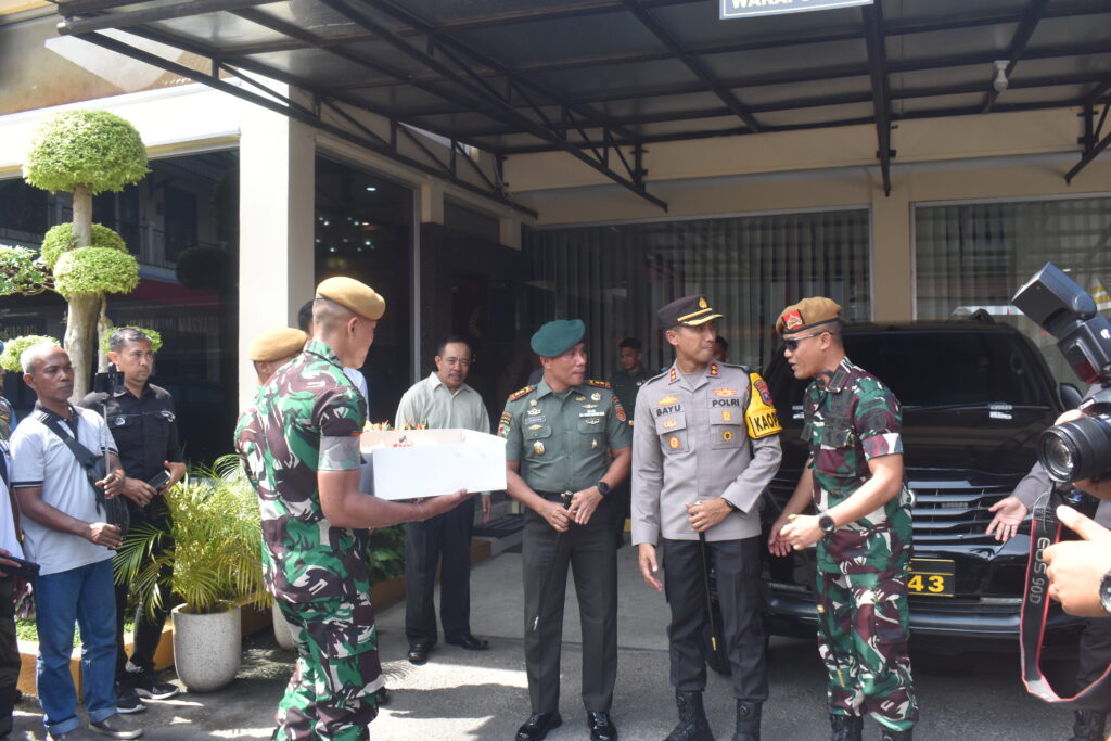 Nyata Sinergitas TNI – POLRI Danbrigif 9/DY/2 Kostrad Hadiri Upacara HUT Ke-78 Bhayangkara Dan Berikan Kado Ulang Tahun Hut Ke-78 Bhayangkara.

Danbrigif 9/DY/2 Kostrad. Letkol Inf Dr. Laode M. Nurdi.,S.Sos.,M.I.,Pol Dengan didampingi oleh Ny.Rari Laode M. Nurdin. Hadiri Upacara HUT Ke-78 Bhayangkara dan Berikan Kado Ulang Tahun Hut Ke-78 Bhayangkara. Yang bertempat di Lapangan Sukorambi Kabupaten Jember. Senin (01/07/2024).

Upacara HUT-Ke 78 Bhayangkara yang bertemakan Polri Presisi Untuk Negeri. Pemilu Damai Menuju Indonesia Emas. Dipimpin langsung oleh Kapolres Jember. AKBP. Bayu Pratama Gubunagi S.H, S.I.K, M,Si.

Adapun rangkaian upacara yang dilaksanakan, Mengheningkan cipta, pembacaan Tri Brata oleh petugas upacara, pemberian reward kepada anggota polri yang berprestasi dan doa sebagai penutup.

Pada kesempatan tersebut Danbrigif 9/DY/2 Kostrad. Letkol Inf Dr. Laode M. Nurdi.,S.Sos.,M.I.,Pol Menyampaikan” Selamat Hari jadi Bhayangkara yang ke-78.Semoga Polri selalu bisa mengayomi dan menjadi pelindung untuk segenap bangsa Tanah Air. Teruslah mengayomi dan melindungi rakyat Indonesia”. Tutup Danbrigif Raider 9 Kostrad.

Usia melaksanakan upacara HUT Ke-78 Bhayangkara. Danbrigif 9/DY/2 Kostrad. Letkol Inf Dr. Laode M. Nurdi.,S.Sos.,M.I.,Pol Dengan memberikan kado Ulang Tahun HUT Ke-78 Bhayangkara.