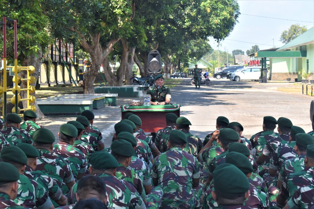 Danbrigif 9/DY/2 Kostrad Berikan Jam Komandan Kepada Prajurit Dan Persit Yonif 509/BY/9/2 Kostrad

Komandan Brigade Infanteri 9/DY/2 Kostrad Letkol Inf Dr. La Ode Muhammmad Nurdin, S.Sos.,M.I.Pol dengan didampingi Ketua Persit Kartika Chandra Kirana Cabang XXII Brigif 9 Ny. Rari La Ode Muhammad Nurdin berikan Jam Komandan kepada Prajurit dan persit Yonif 509/BY/9/2 Kostrad di Aula Gedung Serba Guna yonif 509/BY/9/2 Kostrad Kec. Sumbersari, Kab.Jember Jawa timur. Sabtu (27/07/2024).

Jam Komandan merupakan suatu hal yang wajib digelar di setiap satuan Karena jam Komandan sangat efektif dalam memperkuat silaturahmi hingga membangun kepedulian antara seorang Prajurit dan Pimpinan.

Komandan Brigade Infanteri 9/DY/2 Kostrad, Letkol Inf Dr. La Ode Muhammmad Nurdin, S.Sos.,M.I.Pol Dalam sambutannya menyampaikan beberapa penekanan tentang semangat dan kedisiplinan dalam melaksanakan setiap kegiatan, dan mengaktifkan kembali kegiatan rayonisasi di wilayah masing masing, agar selalu terjalin komunikasi yang baik.

"Seluruh prajurit diharapkan bisa meminimalisir pelanggaran yang dapat mencoreng nama baik satuan, dan menghindari judi online serta bijak dalam menggunakan media sosial” ujar Danbrigif 9/DY/2 Kostrad.