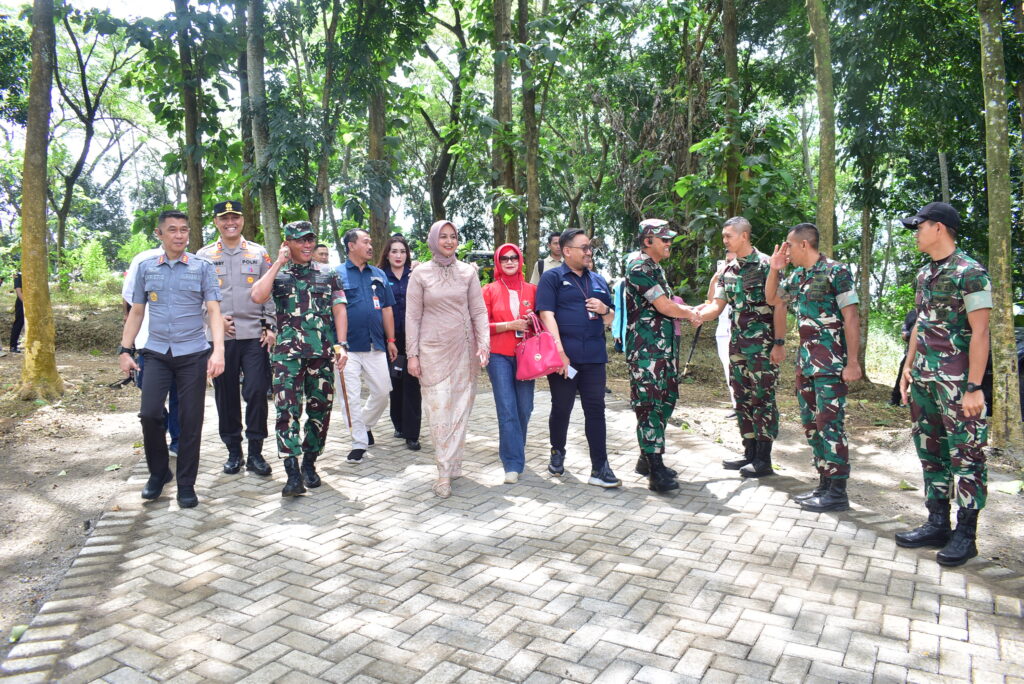 Danbrigif 9/DY/2 Kostrad Menggelar Acara Fun Shoot Silaturahmi dan Halal Bihalal Brigif 9/DY/2 Kostrad.

Danbrigif 9/DY/2 Kostrad Kolonel Inf Dr La Ode Muhammad Nurdin, S.Sos., M.I.Pol., Menggelar Acara Fun Shoot Silaturahmi dan Halal Bihalal Brigif 9/DY/2 Kostrad, Forkopimda, Instansi wilayah Jember dan Mitra Karib yang bertempat di lapangan tembak Pistol Brigif 9/DY/2 Kostrad, Kab Jember, Jawa Timur, Senin(21/04/2025).

Kegiatan Ini turut dihadiri oleh Dandim 0824/Jember Letkol Arm Indra Andriansyah, Kapolres Jember Akbp Bobby Adimas Candra Putra SH., SIK., MSi., Forkopimda Jember, Instansi wilayah Jember dan Mitra Karib Brigif 9/DY/2 dalam acara Silaturahmi dan Halal Bihalal Brigif 9/DY/2 kostrad.

Dalam sambutannya Danbrigif 9/DY/2 Kostrad, Kolonel Inf Dr La Ode Muhammad Nurdin, S.Sos., M.I.Pol. mengucapkan terima kasih atas Terlaksananya Kegiatan ini dan kehadiran para Tamu Undangan, Acara ini semata sebagai ajang Silaturahmi dan Solidaritas TNI-Polri, Forkopimda dan Masyarakat Jember yang dapat Terjalin dengan baik. "Oleh karena itu kita harus saling menjaga Kepercayaan dengan melakukan Koordinasi, Komunikasi dan Kekeluargaan khususnya di wilayah Kabupaten Jember ini", Ungkapnya.

Acara dilanjutkan pemberian Tali Asih kepada Anak Yatim Piatu, Foto Bersama dan dilanjut Rama Tamah.