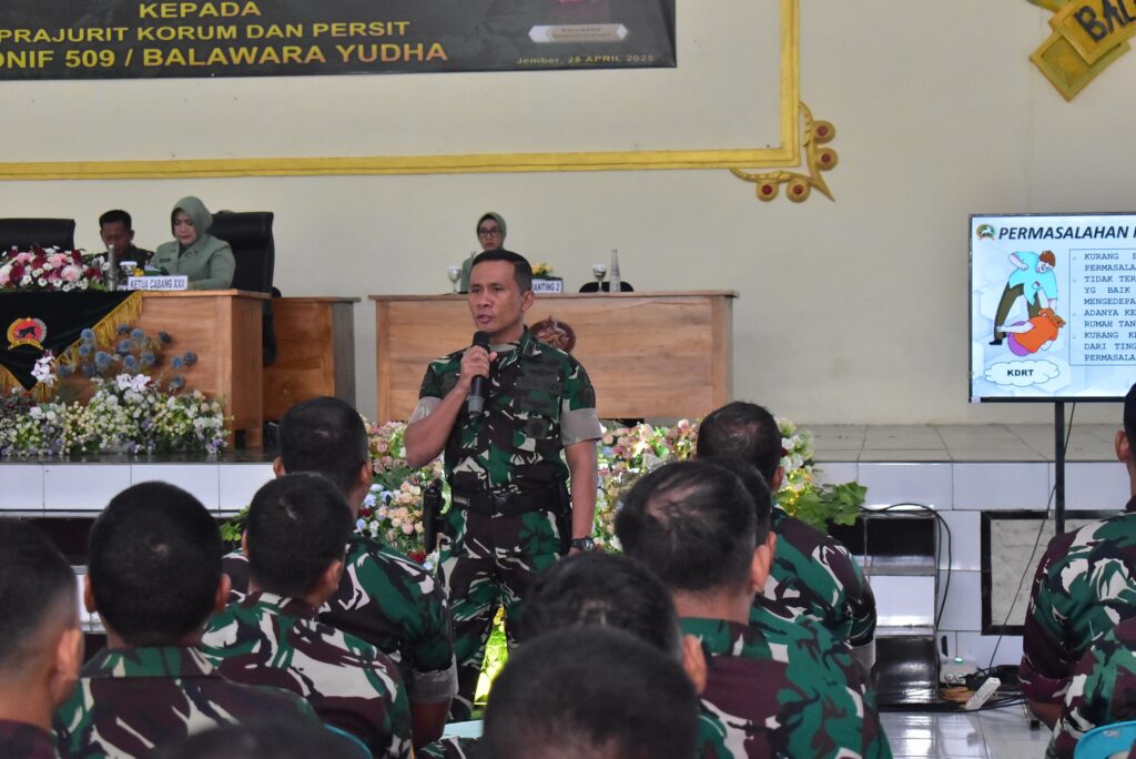 Kunjungan Kerja Danbrigif 9/DY/2 Kostrad ke Satuan Yonif 509/BY/9/2 Kostrad.

Danbrigif 9/DY/2 Kostrad, Kolonel Inf Dr. La Ode Muhammad Nurdin, S.Sos., M.I.Pol., didampingi Ibu Ketua Persit KCK Cabang XII Brigif 9 Koorcab Divif 2 PG Kostrad, Ny. Rari La Ode Muhammad Nurdin Melaksanakan Kunjungan Kerja di Markas Yonif 509/BY/9/2 Kostrad, Kec. Sumbersari, Kab. Jember, Senin (28/04/2025).

Turut Hadir mendampingi Danbrigif 9/DY/2 Kostrad, Pasintel Brigif 9/DY/2 Kostrad, Pasilog Brigif 9/DY/2 Kostrad, Pasilat Brigif 9/DY/2 Kostrad serta Ibu Pengurus Persit Cabang XXII Brigif 9 Koorcab Divif 2 PG Kostrad dalam Kunjungan Kerja di Satuan Yonif 509/BY/9/2 Kostrad tersebut, Danbrigif 9/DY/2 Kostrad memberikan Pengarahan dan Penekanan kepada Seluruh Prajurit dan Persit diantaranya agar meningkatkan keimanan dan ketaqwaan kepada Allah SWT, pelihara kemampuan, keterampilan, kesehatan, menjaga postur tubuh ideal dan menjaga kondisi fisik serta bekerja sesuai tugas dan disiplin waktu serta pelihara kerapian sehingga menunjukkan kualitas kita sebagai prajurit Condromowo yang Profesional.

Danbrigif 9/DY/2 Kostrad, Kolonel Inf Dr. La Ode Muhammad Nurdin, S.Sos., M.I.Pol., menyampaikan apresiasi kepada Danyonif 509/BY/9/2 Kostrad yang diwakili Wadanyonif 509/BY/9/2 Kostrad "Terimakasih atas upaya dan inovasi yang diberikan kepada Batalyon 509/BY/9/2 Kostrad sehingga apa yang sudah diperbuat sangat bermanfaat bagi Prajurit dan Persit Yonif 509/BY/9/2 Kostrad maupun masyarakat Jember".

Lebih lanjut "Sebagai prajurit kostrad, saya harapkan prajurit Condromowo menjadi prajurit yang hebat dan sukses dengan menjadi prajurit yang baik, berkarakter, dicintai rakyat, pintar/cerdas (pemikir, perencana, pekerja), peduli, cinta keluarga dan satuan memiliki wawasan yang luas serta berbuat, peduli, minimalisir pelanggaran, bertanggung jawab untuk menjadikan satuan yang hebat, solid, militan dan juara" Tutup Danbrigif 9/DY/2 Kostrad.