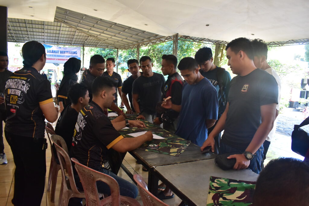 Brigif 9/DY/2 Kostrad Selenggarakan Kejuaraan Body Contest Danbrigif 9 Cup.

Brigade Infanteri 9 Kostrad menggelar Body Contest Tahun 2025 dalam rangka menyemarakkan HUT ke-64 Divisi Infanteri 2 Kostrad yang diikuti ratusan peserta TNI POLRI dan umum bertempat di Aula Sudirman Brigif 9 Kostrad, Jember, Minggu (25/05/2025).

Danbrigif 9/DY/2 Kostrad Kolonel Inf Dr. La Ode Muhammad Nurdin, S.Sos., M.I.Pol menjelaskan, lomba Body Contest ini merupakan salah satu wujud dari kemajuan prajurit TNI dilihat postur tubuh yang ideal, dan memiliki kemampuan dan diharapkan dengan adanya tubuh yang sehat ada jiwa yang kuat, serta menyambung tali silaturahmi dengan atlet dari berbagai wilayah.

Dalam lomba tersebut, Brigif 9 Kostrad mendatangkan Juri dari Jatim pada Lomba Body Contest dalam menentukan nilai dalam setiap kelas Men's Beginner, Men's Sporty Physique, Men's Fitness dan Class Khusus Intansi Pemerintahan. Selain itu para Juri juga menampilkan kriteria apa saja yang menjadi penilaian dalam kejuaraan Danbrigif 9/DY Cup.

Pemenang lomba kali ini pada kelas Men's Beginner Juara 1 di raih oleh Lut Talilut (Jember), kelas Men's Fitnes Juara 1 di raih oleh Ubay (Surabaya), kelas Men's Sporty Physique juara 1 di raih oleh M. Farhan (Jember) dan Class Khusus Intansi Pemerintahan juara 1 di raih oleh Rian Anto (ASN Bojonegoro).

Kejuaraan Body Contest Danbrigif 9/DY Cup diakhiri dengan pengumuman pemenang masing-masing kelas dan sebagai penutup kejuaraan dengan kegiatan foto bersama pemenang lomba.