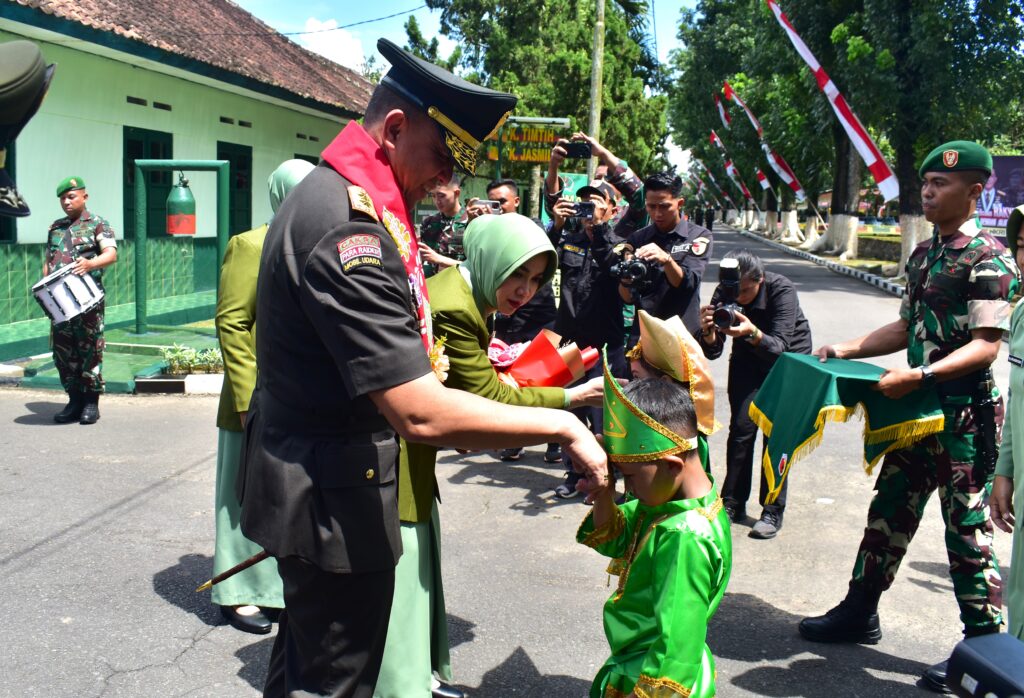 Danbrigif 9/DY/2 Kostrad, Hadiri Upacara Penutupan Prodi Dikmaba TNI AD TA 2024 Rindam V/Brawijaya.

Danbrigif 9/DY/2 Kostrad, Kolonel Inf Dr. La Ode Muhammad Nurdin, S. Sos., M.I.Pol, Menghadiri Upacara Penutupan Prodi Dikmaba TNI AD TA 2024 Rindam V/Brawijaya, bertempat di Lapangan Candradimuka Secaba Rindam V/Brawijaya, Kecamatan Sumbersari, Kabupaten Jember, Kamis(09/01/2025).

Upacara Penutupan Prodi Dikmaba TNI AD TA 2024 Rindam V/Brawijaya, dipimpin langsung oleh Panglima Kodam (Pangdam) V/Brawijaya Mayor Jendral TNI Rudy Saladin,M.A, sekaligus secara resmi menutup pendidikan. Penutupan ditandai dengan penyematan tanda pangkat Sersan Dua oleh Pangdam kepada perwakilan prajurit siswa.

Sebanyak 179 prajurit siswa ini telah melaksanakan pendidikan pertama selama 15 minggu yang membentuk Bintara TNI AD yang memiliki sikap dan perilaku sebagai Prajurit Sapta marga, Sumpah Prajurit, memiliki pengetahuan, keterampilan dasar keprajuritan golongan Bintara dan memiliki kondisi jasmani yang prima, serta dibekali materi dasar keprajuritan, pengetahuan militer umum, taktik dan tehnik pertempuran dasar yang harus dikuasai sebagai seorang Bintara TNI AD yang profesional.

Pada kesempatan tersebut Panglima Kodam (Pangdam) V/Brawijaya Mayjen TNI Rudy Saladin, M.A. menyampaikan "Selamat atas terpilihnya kalian sebagai prajurit Bintara TNI AD setelah selesai melaksanakan pendidikan,"

Pangdam V/Brawijaya meminta agar Para mantan siswa perlu menyadari bahwa disiplin yang tinggi, fisik yang prima dan mental baja menjadi kunci keberhasilan dalam pendidikan ini, namun keberhasilan ini bukanlah akhir dari perjalanan untuk mencapai cita-cita, melainkan tahap awal dalam dedikasi sebagai prajurit TNI AD. "ucap Pangdam V/Brawijaya”.