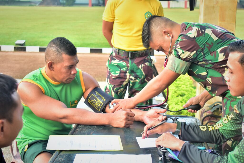 Prajurit Brigif 9/DY/2Kostrad, Melaksanakan Garjas Periodik I Tahun 2024

Dalam rangka mengukur tingkat kemampuan fisik prajuritnya, Brigif 9/DY/2 Kostrad menggelar tes kesegaran Jasmani periodik I Tahun 2024 diawasi langsung Tim Aswas Garjas Divif 2 Kostrad bertempat di Lapangan Brigif 9 Kostrad. Kabupaten Jember, kecamatan Patrang. Rabu 15/05/2024.

Diawali dengan apel pengecekan personel dilanjutkan pemeriksaan kesehatan berupa tensi darah sebagai tindakan awal untuk mengetahui kondisi prajurit sebelum melaksanakan tes kesegaran jasmani, setelahnya dilakukan senam pemanasan sehingga terhindar dari hal-hal yang tidak diinginkan.

Pelaksanaan kesegaran jasmani dimulai dengan garjas A yaitu lari dengan limit waktu 12 menit, dilanjutkan kesegaran jasmani B pull up, Sit up, Push up, Shulter run dan di akhiri dengan penimbangan berat badan dan Renang sejauh 50 Meter.

Dalam kesempatan tersebut, Pajas Brigif 9/DY/2 Kostrad Kapten Inf Miko Supriyadi Menyampaikan secara langsung pelaksanaan tes garjas di Brigif 9 Kostrad, setiap prajurit akan melaksanakan semua item tes garjas sehingga akan terlihat kemampuan fisik perorangan yang tercantum dalam daftar nilai dan tetap menjaga Faktor keamanan.

“Latihan dan pembinaan secara teratur dan berkala akan mampu menjaga dan meningkatkan stamina fisik prajurit, dengan tujuan Prajurit mampu melaksanakan dengan baik apabila ada Ter garjas Periodik, Ukp dan Seldik tanpa mempunyai keraguan untuk melaksanakannya,” Tutup Pajas.