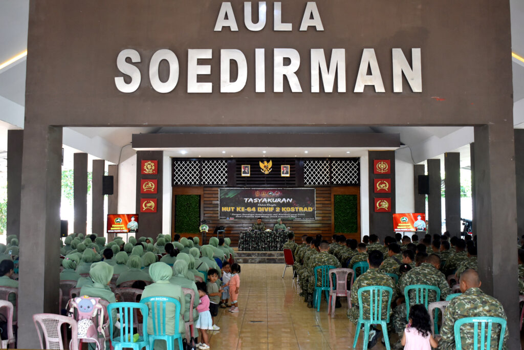 Brigif 9/DY/2 Kostrad Gelar Tasyakuran dalam Rangka HUT ke-64 Divif 2 Kostrad.

Danbrigif 9/DY/2 Kostrad, Kolonel Inf Dr. La Ode Muhammad Nurdin, S.Sos., M.I.Pol., didampingi Ibu Ketua Persit KCK Cabang XII Brigif 9 Koorcab Divif 2 PG Kostrad, Ny. Rari La Ode Muhammad Nurdin melaksanakan Kunjungan Kerja bersamaan dengan Tasyakuran dalam rangka HUT ke-64 Divif 2 Kostrad, Kec. Patrang Kab. Jember, Rabu (30/04/2025).

Masih berkaitan dengan Kunjungan Kerja Turut Hadir mendampingi Danbrigif 9/DY/2 Kostrad, Para Perwira Staf dan Ibu Pengurus Persit Cabang XXII Brigif 9 Koorcab Divif 2 PG Kostrad serta Prajurit dan Persit Brigif 9/DY/2 Kostrad.

Pada kesempatan tersebut, Danbrigif 9/DY/2 Kostrad, Kolonel Inf Dr. La Ode Muhammad Nurdin, S.Sos., memberikan Pengarahan dan Penekanan kepada Seluruh Prajurit dan Persit diantaranya agar meningkatkan keimanan dan ketaqwaan kepada Allah SWT, pelihara kemampuan, keterampilan, kesehatan, menjaga postur tubuh ideal dan menjaga kondisi fisik serta bekerja sesuai tugas dan disiplin waktu serta pelihara kerapian sehingga menunjukkan kualitas kita sebagai Prajurit yang Profesional.

Disela kegiatan Tasyakuran Danbrigif 9/DY/2 Kostrad, Kolonel Inf Dr. La Ode Muhammad Nurdin, S.Sos., M.I.Pol., memberikan Apresiasi Piagam Penghargaan kepada Prajurit berprestasi serta Anak Prajurit yang berprestasi dibidang olahraga yang mengharumkan nama Satuan Brigif 9/DY/2 Kostrad.

Lebih lanjut "Sebagai prajurit kostrad, saya harapkan Prajurit Dharaka Yudha menjadi prajurit yang hebat dan sukses dengan menjadi prajurit yang baik, berkarakter, dicintai rakyat, pintar/cerdas (pemikir, perencana, pekerja), Tetap menjaga Silaturahmi, cinta keluarga dan satuan memiliki wawasan yang luas serta berbuat, peduli, minimalisir pelanggaran, bertanggung jawab untuk menjadikan satuan yang hebat, solid, militan dan juara" Tutup Danbrigif 9/DY/2 Kostrad.