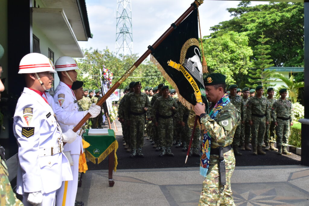 Acara tradisi penerimaan warga baru, Danbrigif 9/DY/2 Kostrad.

Kasbrigif 9/DY/2 Kostrad, Letkol Inf Suhendar Suryaningrat.,S.H.,M.Si memimpin Acara tradisi korp raport penerimaan pejabat baru Danbrigif 9/DY/2 Kostrad Danbrigif 9/DY/2 Kostrad Letkol Inf Dr La Ode Muhammad Nurdin, S.Sos., M.I.Pol di Mabrigif 9/DY/2 Kostrad, Patrang, Jember. Sabtu (16/03/2024).

Rangkaian kegiatan diawali dengan pelaksanaan tradisi Ziarah Makam Letkol Much Soeruji kemudian Hanmars sejauh 5 Km dengan titik akhir di depan Mabrigif 9/DY/2 Kostrad, kemudian dilanjutkan dengan upacara korp raport penerimaan warga baru Brigif 9/DY/2 Kostrad.

Kegiatan ini bertujuan untuk menanamkan disiplin, menumbuhkan jiwa korsa dan kebersamaan serta rasa kebanggaan terhadap satuan dan juga dalam rangka memenuhi kebutuhan organisasi sekaligus penyegaran tugas personel secara berkesinambungan, sehingga diharapkan akan semakin meningkatkan efektifitas, kualitas kinerja dan produktifitas organisasi serta pengembangan karier bagi Perwira yang bersangkutan.

Pada acara Tradisi penerimaan Danbrigif 9/DY/2 Kostrad dihadiri Dansatjar Brigif 9/DY/2 Kostrad dan Para Perwira Brigif 9/DY/2 Kostrad serta Pengurus Persit KCK Cabang XXII Brigif 9 Kostrad.