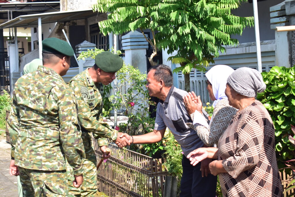 Brigif 9/DY/2 Kostrad Menggelar Bakti Sosial Pemberian Santunan Kepada Veteran, Warakawuri Serta Anak Yatim Piatu Dalam Rangka HUT ke-64 Divif 2 Kostrad Tahun 2025.

Dalam Rangka Menyambut HUT Ke 64  Divif 2 Kostrad Tahun 2025, Danbrigif 9/DY/2/ Kostrad Kolonel Inf Dr La Ode Muhammad Nurdin, S.Sos., M .I.Pol., didampingi oleh Ketua Persit KCK Cabang XXII Brigif 9 Koorcab Divif 2 PG Kostrad, Ibu Rari La Ode Muhammad Nurdin, berserta Perwira Staf Brigif 9 Kostrad dan pengurus Persit KCK Cabang XXII Brigif 9 Koorcab Divif 2 PG Kostrad menggelar kegiatan Bakti Sosial yang bertempat di Kecamatan Patrang, Kabupaten Jember, Jumat (25/04/2025).

Kegiatan Bakti Sosial berupa Pemberian Santunan Kepada Veteran, Warakawuri Serta Anak Yatim Piatu ini merupakan bagian dari Rangkaian Peringatan HUT ke-64 Divif 2 Kostrad Tahun 2025 yang senantiasa fokus pada kegiatan-kegiatan yang bermanfaat bagi Masyarakat terutama mereka yang membutuhkan. Dalam kegiatan tersebut, Paket Sembako diserahkan secara langsung Oleh Danbrigif 9/DY/2 Kostrad dan didampingi oleh Ibu Ketua Persit KCK Cabang XXII Brigif 9 Kostrad,Pengurus Persit KCK Cabang XXII Brigif 9 Kostrad serta Perwira Staf Brigif 9/DY/2 Kostrad.

Danbrigif 9/DY/2/ Kostrad, Kolonel Inf Dr La Ode Muhammad Nurdin, S.Sos., M .I.Pol., dalam sambutannya menyampaikan bahwa kegiatan ini adalah bentuk wujud Peduli kita kepada Masyarakat khususnya yang berada di Kecamatan Patrang, "ini merupakan salah satu bentuk Perhatian kita Prajurit Brigif 9 Kostrad kepada sesama, terutama kepada Mereka yang membutuhkan, Semoga Bantuan ini dapat sedikit meringankan beban dan membawa Kebahagiaan", Ujarnya Danbrigif 9/DY/2 Kostrad

Kehangatan dan Kebersamaan yang terjalin antara Prajurit Brigif 9 Kostrad dengan Masyarakat mencerminkan Semangat TNI yang selalu hadir di tengah-tengah Masyarakat.