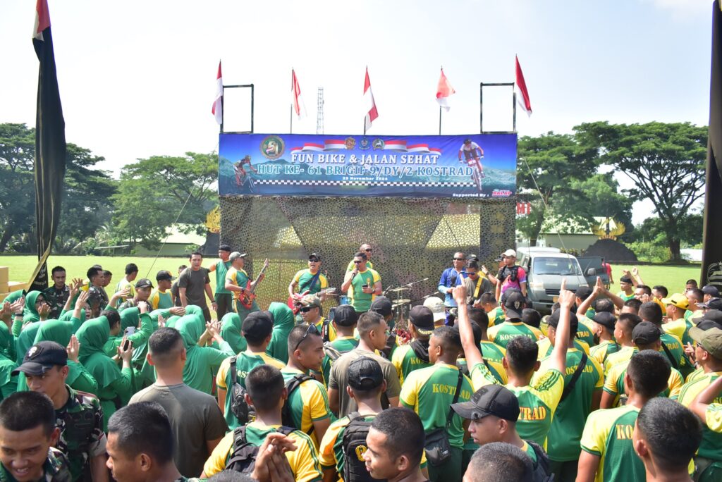 Sambut HUT ke-61 Tahun 2024, Brigif 9/DY/2 Kostrad Menggelar _Fun Bike_ dan Jalan Sehat

Prajurit Brigif 9/DY/2 Kostrad selenggarakan acara _Fun Bike_ dan Jalan Sehat bersama sama dengan Danbrigif 9/DY/2 Kostrad, Kolonel Inf Dr. La Ode M. Nurdin, S.Sos., M.I.Pol. yang di selenggarakan di Mabrigif 9/DY/2 Kostrad, Patrang Kabupaten Jember. (22/11/24).

Dalam kegiatan tersebut juga turut hadir Kasbrigif 9/DY/2 Kostrad Letkol Inf Suhendar Suryaningrat, S.H., M.Si., Danyonif 514/SY/9/2 Kostrad, Danyonif 515/UTY/9/2 Kostrad, Ka Korum Yonif 509/BY/9/2 Kostrad, Para Perwira Staf Brigif 9/DY/2 Kostrad dan Prajurit dan Persit Satjar Brigif 9/DY/2 Kostrad.

Kegiatan _Fun Bike_ dan Jalan Sehat ini diawali dengan Sambutan Danbrigif 9/DY/2 Kostrad, Kolonel Inf Dr. La Ode M. Nurdin, S.Sos., M.I.Pol. Menyampaikan ucapan terimakasih kepada Prajurit dan Ibu Persit yang sudah hadir dalam acara ini dan anak-anak yang sudah ikut serta dalam memeriahkan Lomba Karate dan Sepak bola agar terus ditingkatkan serta laksanakan pembinaan di satuan masing-masing untuk menumbuhkan generasi-generasi muda yang hebat dan berdaya saing tinggi.

Beliau menambahkan tetap jaga Kekompakan, Solidaritas, Kesehatan dan saya bangga dengan Prajurit dan Persit sekalian karena Dharaka Yudha adalah bagian dari kita semua saya meminta agar menjaga kebersamaan dan kekompakan untuk kemajuan Satuan yang kita Cintai.

Kemudian sebelum _Fun Bike_ dan Jalan Sehat melaksanakan senam bersama dan dilanjutkan dengan start dari titik start masing-masing. Adapun Rute _Fun Bike_ yang akan dilewati terdiri dari 7 titik diantaranya adalah Gerbang Utama Brigif 9/DY sebagai titik Start, Perempatan SMP Negeri 7 Jember, SPBU Gebang, Lippo Plaza, Jembatan Jompo, Alun-Alun Jember, RS Subandi dan finish di Mabrigif 9/DY. Untuk jalan sehat itu sendiri dimulai dari Titik Start Gapura Pos Sengon, Tepbek 03.A Jember dan finish di Mabrigif 9/DY.

Setiba di garis finish, Danbrigif 9/DY/2 Kostrad Kolonel Inf Dr. La Ode M. Nurdin, S.Sos., M.I.Pol beserta personel _Fun Bike_ dan Jalan Sehat melanjutkan kegiatan Ramah Tamah, Pembagian Doorprize dan diiringi oleh Dharaka Band.