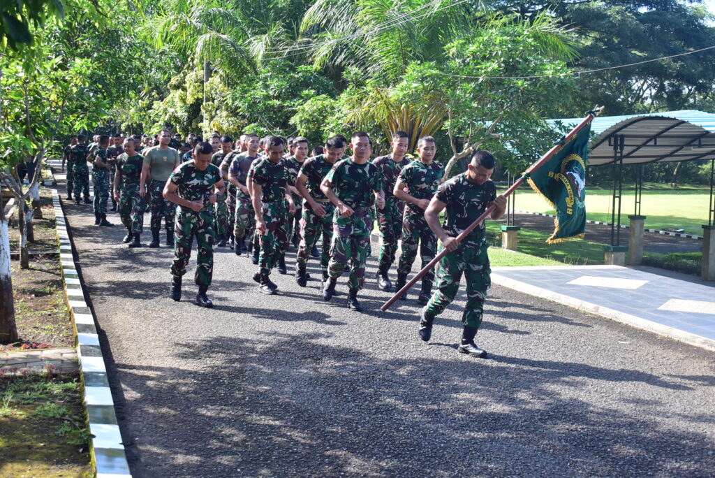 Demi Menjaga Postur Tubuh Yang Prima, Danbrigif 9/DY/2 Kostrad Pimpin Lari Pagi Gembira. Dalam rangka menjaga postur tubuh serta menjaga fisik yang prima Danbrigif 9/DY/2 Kostrad Kolonel Inf Dr. La Ode Muhammad Nurdin, S. Sos., M.I.Pol. Pimpin Prajurit Dharaka Yudha melaksanakan olahraga lari gembira dengan didampingi Perwira Staf Brigif 9/DY/2 Kostrad di lingkungan Asmil Brigif 9/DY Jember Lor Kecamatan Patrang, Kabupaten Jember, Kamis(01/05/2025). Kesehatan merupakan aset utama bagi setiap orang tak terkecuali prajurit Dharaka Yudha, dengan dituntut fisik yang prima dalam setiap pelaksanaan tugasnya, Prajurit Dharaka Yudha tiada henti dalam melaksanakan pembinaan fisik. Kali ini kegiatan lari pagi prajurit dilaksanakan dengan gembira, bergairah serta penuh semangat dan membangkitkan moril prajurit, lari pagi mengelilingi dalam dan luar Kesatriaan dengan jarak 5 kilometer dilanjutkan dengan melaksanakan penguatan. Pada kesempatan tersebut Danbrigif 9/DY/2 Kostrad Kolonel Inf Dr. La Ode Muhammad Nurdin, S. Sos., M.I.Pol. Menyampaikan bahwa seluruh prajurit Dharaka Yudha melaksanakan lari dengan penuh antusias, semangat dan gembira. "Adapun tujuan dari kegiatan lari pagi guna untuk menjaga postus tubuh yang prima untuk prajurit Dharak Yudha serta meningkatkan kemampuan fisik yang mumpuni, kesehatan dan menjaga stamina kebugaran prajurit sehingga siap dalam menghadapi tugas kedepan". Ungkap Danbrigif 9/DY/2 Kostrad.