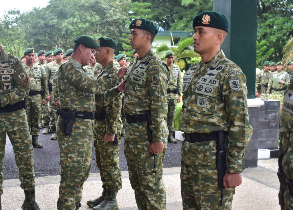 Danbrigif 9/DY/2 Kostrad Pimpin Acara Korps Raport Penerimaan warga baru dan Pemberian MPP Perwira Satjar Brigif 9/DY/2 Kostrad

Danbrigif 9/DY/2 Kostrad Kolonel Inf Dr. La Ode Muhammad Nurdin, S.Sos., M.I.Pol memimpin Acara tradisi korp raport penerimaan warga baru dan Pemberian MPP Perwira Satjar Brigif 9/DY/2 Kostrad di Mabrigif 9/DY/2 Kostrad, Patrang, Jember. Rabu (22/01/2025).

Rangkaian kegiatan diawali dengan Acara Korps raport di depan Mabrigif 9/DY/2 Kostrad, kemudian dilanjutkan perkenalan singkat Warga Baru Satjar Brigif 9/DY/2 Kostrad dan Kesan Pesan Perwira MPP selama berdinas di satuan Brigif 9/DY/2 Kostrad.

Adapun rangkaian kegiatan ini bertujuan untuk menanamkan disiplin, jiwa korsa, kebersamaan, kekompakan dan kekeluargaan serta meningkatkan rasa kebanggaan terhadap satuan dan juga dalam rangka memenuhi kebutuhan organisasi dengan harapkan akan semakin meningkatkan efektifitas, kualitas kinerja dan produktifitas organisasi serta pengembangan karier di Satjar Brigif 9/DY/2 Kostrad
