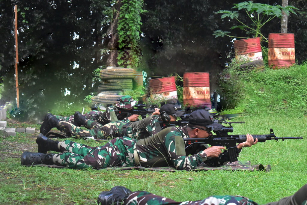 Pelihara Kemampuan Prajurit, Danbrigif 9/DY/2 Kostrad, Pimpin Perwira Brigif 9/DY/2 Kostrad Melaksanakan Latihan Menembak Senapan.

Perwira Brigif 9/DY/2 Kostrad melaksanakan pembinaan latihan menembak senapan yang dipimpin langsung oleh Danbrigif 9/DY/2 Kostrad, Kolonel Inf Dr. La Ode Muhammad Nurdin, S.Sos., M.I.Pol. bertempat dilapangan tembak Serodji Brigif 9/DY/2 Kostrad, Kecamatan Patrang, Kabupaten Jember, Jawa Timur. Kamis(15/05/2025).

Danbrigif 9/DY/2 Kostrad, Kolonel Inf Dr. La Ode Muhammad Nurdin, S.Sos., M.I.Pol. menyampaikan kegiatan ini merupakan salah satu program pembinaan Satuan, guna memelihara dan meningkatkan kemampuan serta profesionalisme sebagai prajurit Brigif 9/DY/2 Kostrad yang jago menembak.

“Kemampuan menembak merupakan salah satu kemampuan dasar bagi seorang prajurit dalam rangka mendukung keberhasilan pelaksanaan tugas. Kemampuan menembak senantiasa dipelihara dan ditingkatkan melalui pembinaan latihan secara terencana dan terprogram dengan tepat serta dievaluasi secara terus menerus. Komandan yang hebat, bukan bagaimana membuat dirinya terbaik, namun komandan yang hebat adalah bagaimana membuat prajurit dan perwiranya menjadi yang terbaik dan handal.” Ungkap Danbrigif 9/DY/2 Kostrad