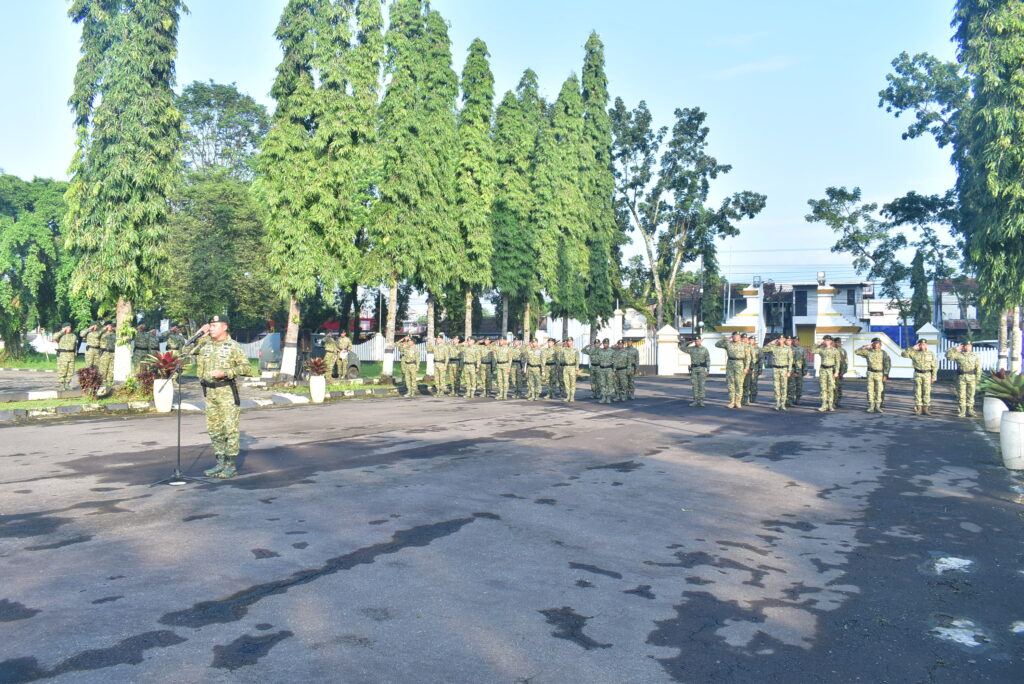 Acara Ziarah Rombongan dalam rangka Memperingati HUT KOSTRAD KE-64 Tahun 2025.

Acara Ziarah Rombongan Brigif 9/DY/2 Kostrad Dan Yonif 509/BY/2 Kostrad yang di Pimpin langsung oleh Danbrigif 9/DY/2 Kostrad Kolonel Inf Dr La Ode Muhammad Nurdin, S.Sos., M.I.Pol. Dalam rangka Memperingati HUT Kostrad Ke-64 Tahun 2025 Bertempat di Taman Makam Pahlawan (TMP) Kecamatan Patrang Kabupaten Jember, Kamis (27/02/2025).

Turut dihadiri oleh Kasbrigif 9/DY/2 Kostrad Letkol Inf Suhendar Suryaningrat, S.H., M.Si., Perwira Staf Brigif 9/DY/2 Kostrad, Kakorum Yonif 509 Kostrad beserta Prajurit dan Persit.

Rangkaian Acara Ziarah Rombongan diawali dengan Penghormatan Kepada Arwah Para Pahlawan, dilanjutkan Peletakan Karangan Bunga, Pembacaan Doa dan diakhiri dengan Tabur Bunga.

Kegiatan Acara Ziarah Rombongan yang dilaksanakan merupakan Rangkaian Kegiatan HUT Kostrad Ke-64 Tahun 2025. Pelaksanaan Acara Ziarah Rombongan ini merupakan semangat juang, mewarisi keteladanan, menghayati tindakan patriotik, sikap kebersamaan dalam kesederhanaan, berani, tulus dan ikhlas dari Para Pahlawan.

Dalam kesempatan tersebut Danbrigif 9/DY/2 Kostrad Kolonel Inf Dr La Ode Muhammad Nurdin, S.Sos., M.I.Pol. menyampaikan Dengan diadakannya Kegiatan seperti ini sebagai Momentum Bagi Para Generasi Penerus Bangsa untuk dapat Mencontoh serta Menteladani tentang Nilai-Nilai Pengorbanan dan Keteladanan yang dilakukan dengan Tanpa Pamrih serta Pantang Menyerah oleh Para Pahlawan dengan tema "Kostrad Yang Prima Mengawal Indonesia Maju"