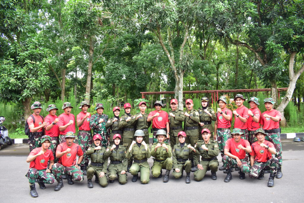 Brigif 9/DY/2 Kostrad Gelar Kegiatan Mengasah Kemampuan Resimen Mahasiswa Universitas Jember.

Brigif 9/DY/2 Kostrad Menggelar Kegiatan Pengasahan Kemampuan dan Wawasan Kebangsaan Kepada Kader Menwa Universitas Jember, yang dipimpin langsung oleh Kasiter Brigif 9/DY/2 Kostrad, Mayor Inf Didit Aprian Rahmandita S.E, bertempat di Lapangan Mayonif 509/Balawara Yudha, Kec Sukorejo, Kab Jember, Sabtu(21/12/2024)

Kader Menwa sebanyak 15 Orang Melaksanakan Pengenalan Kegiatan Dasar Militer Sesuai dengan Jadwal Materi pada Diksar Menwa Universitas Jember guna Membentuk Karakter dan Kedisiplinan. Adapun Materi lapangan yang diberikan yaitu Materi Peraturan Baris Bsrbaris (PBB), Beladiri Taktis (BDT), Lempika dan Repling.

Dilain tempat, Danbrigif 9/DY/2 Kostrad, Kolonel Inf Dr. La Ode M. Nurdin, S.Sos., M.I.Pol Menyampaikan Penguatan Karakter dapat terbentuk dilatarbelakangi oleh Motivasi yang kuat untuk Mengaktualisasi diri, sehingga diharapkan Kader Menwa Universitas Jember Melalui Pelatihan ini dapat Memperkuat Potensi diri dan Aktif Keikutsertaan dalam Bela Negara, ungkapnya.

Selamat Berlatih, Semoga Materi dan Ilmu yang Pelatih berikan dapat bermanfaat untuk diri kalian, tutupnya.