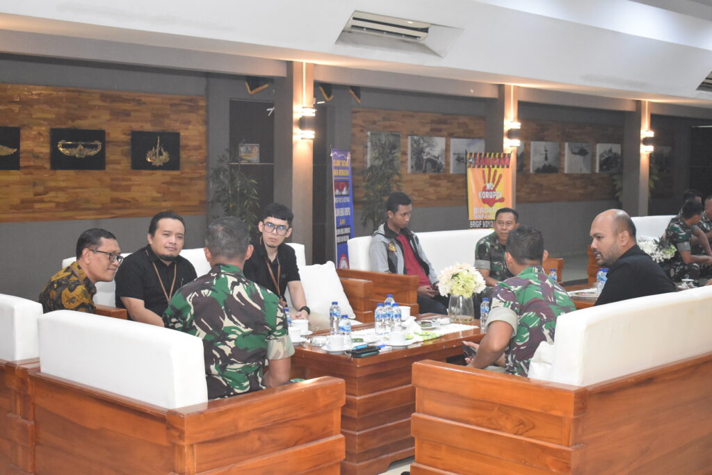 atker Brigif 9/DY/2 Kostrad, Menerima Penghargaan Dari KKPN Tipe A1 Jember.

Satker Brigif 9/DY/2 Kostrad meraih penghargaan atas pencapaian nilai Indikator Kinerja Pelaksanaan Anggaran (IKPA) terbaik ke-2 periode semester-II TA 2024 untuk Kategori Pagu Sangat Besar (>100 Milyar) lingkup KPPN Tipe A1 Jember dan Piagam Penghargaan Satker Penyampaian Laporan Pertanggung Jawaban (LPJ) Bendahara terbaik ke-3 periode Semester-II Tahun 2024 kategori Pagu Besar (>20Milyar) yang diterima langsung oleh Danbrigif 9/DY/2 Kostrad, Kolonel Inf Dr. La Ode Muhammad Nurdin, S.Sos.,M.I.Pol. yang bertempat di Ruang Hall Mabrigif 9 Jember. Kamis (22/05/2025).

Pemberian penghargaan kepada satuan kerja terbaik lingkup KPPN Tipe A1 Jember sebagai bentuk apresiasi KPPN Tipe A1 Jember kepada Satker-Satker terbaik termasuk di dalamnya Brigif 9/DY/2 Kostrad atas kinerja di bidang pelaksanaan anggaran dan pelaporan pertanggungjawaban bendahara. Kegiatan ini diharapkan mampu memberikan motivasi dengan reward yang diberikan kepada satuan kerja yang bersangkutan. Semoga pada semester berikutnya, seluruh Satker mitra KPPN Jember dapat meningkatkan kinerja pelaksanaan anggaran sampai dengan akhir tahun 2025 demi mendukung belanja negara yang lebih berkualitas.

Prestasi ini menunjukan bahwa Satker Brigif 9/DY/2 Kostrad sebagai salah satu yang terbaik dalam capaian IKPA yang menyangkut beberapa aspek yaitu aspek kesesuaian antara perencanaan dengan pelaksanaan anggaran, aspek kepatuhan terhadap perundang-undangan, efektifitas dan efesien pelaksanaan anggaran.