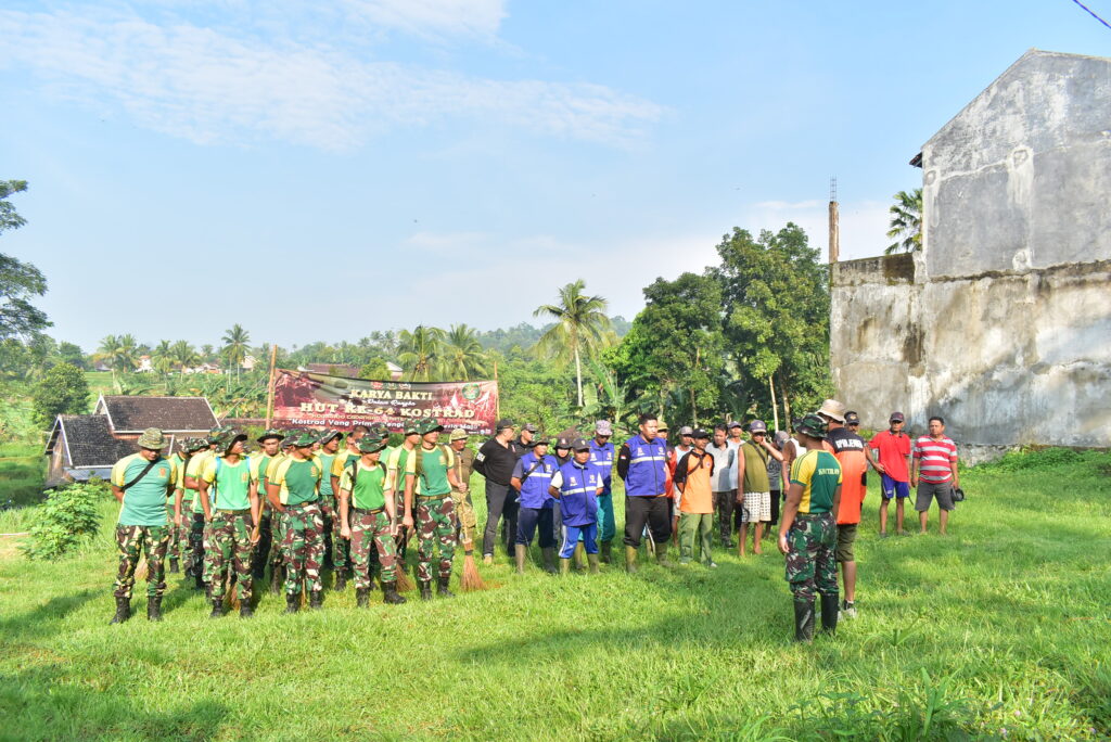 Sambut HUT Ke-64 Kostrad, Brigif 9/DY/2 Kostrad, Gelar Karya Bakti.

Dalam rangka menyambut HUT ke-64 Kostrad, Brigif 9/DY/2 Kostrad menggelar Karya Bakti kegiatan ini dipimpin langsung oleh Kasiter Brigif 9/DY/2 Kostrad, Mayor Inf Didit Aprian Rahmandita, S.E., Bertempat di Desa Bintoro, Kecamatan Patrang, Kabupaten Jember. Sabtu(22/02/2025).

Karya Bakti ini melibatkan 30 Orang Anggota Prajurit Denma Brigif 9/DY/2 Kostrad, 35 Orang Masyarakat Desa Setempat, 30 Org Sahabat Tagana (Taruna Siaga Bencana), 10 Orang BPBD Kecamatan Patrang dan 10 Orang PSHT Ranting Patrang, Adapun aksi bersih-bersih ini dilakukan sebagai wujud Kepedulian dalam Menjaga Alam dan Lingkungan dengan turun langsung mengangkat sampah-sampah, membersihkan dan tanaman liar disekitar lahan.

Dilain tempat Danbrigif 9/DY/2 Kostrad, Kolonel Inf Dr. La Ode Muhammad Nurdin. S.Sos., M.I.Pol menyampaikan selain mewujudkan Kepedulian TNI terhadap Masyarakat, kegiatan Karya Bakti juga sebagai Sarana mendekatkan TNI dengan Rakyat, serta upaya untuk meningkatkan semangat kebersamaan, kegotong-royongan yang selama ini sudah baik terjalin dengan masyarakat.

“Kami juga menghimbau agar Masyarakat tidak membuang sampah sembarangan dan lebih peduli terhadap kebersihan lingkungan. Mari kita bersama menjaga lingkungan kita ini agar tetap bersih dan memberikan manfaat bagi kehidupan kita”, Tutup Danbrigif 9/DY/2 Kostrad.