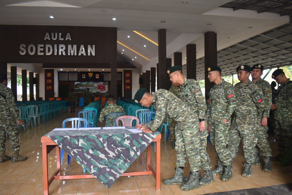 Sambut HUT ke-64 Kostrad Tahun 2025, Brigif 9/DY/2 Kostrad Mengggelar Kegiatan Donor Darah.

Dalam rangka menyambut HUT ke-64 Kostrad, Brigif 9/DY/2 Kostrad melaksanakan kegiatan Donor Darah yang bertempat di Aula Soedirman Mabrigif 9/DY/2 Kostard, Kab Jember. Jumat (21/02/2025).

Hadir dalam kegiatan Donor Darah tersebut Danbrigif 9/DY/2 Kostrad, Kolonel Inf Dr. La Ode M. Nurdin, S.Sos., M.I.Pol., Ibu Ketua Persit Kartika Chandra Kirana Cabang XXII Brigif 9 Kostrad beserta ratusan Prajurit dan Persit Satjar Brigif 9 Kostrad serta Instansi luar yang ada di Jember dan seluruh Masyarakat Kabupaten Jember.

Kegiatan Donor Darah ini merupakan rangkaian acara dalam rangka memperingati HUT ke-64 Kostrad, serta sebagai bentuk kepedulian dan dukungan TNI AD khususnya Satuan jajaran Kostrad, untuk dapat membantu serta meningkatkan kesehatan seluruh masyarakat Jember pada khususnya.

Danbrigif 9/DY/2 Kostrad, Kolonel Inf Dr. La Ode Muhammad Nurdin, S.Sos., M.I.Pol menyampaikan bahwa kegiatan Donor Darah ini merupakan bentuk kepedulian anggota TNI AD, khususnya Brigif 9/DY/2 Kostrad untuk menyambut HUT Ke-64 Kostrad, kita senantiasa membantu sesama, khususnya kepada pasien-pasien di rumah sakit yang sedang membutuhkan darah.

"Kegiatan ini juga diharapkan dapat mengajak masyarakat umum untuk berbagi dan membantu sesama masyarakat khususnya dalam bidang kemanusiaan, dikarenakan masih banyaknya saudara-saudara kita yang membutuhkan darah untuk transfusi", tutup Danbrigif 9/DY/2 Kostrad.