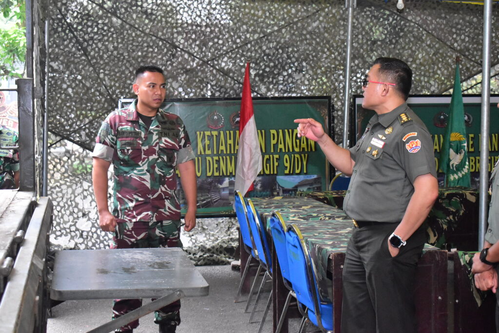 Verifikasi Lapangan Pembangunan ZI / WTRB Brigif 9/DY/2 Kostrad oleh Tim Penilai Internal Mabesad.

Brigif 9/DY/2 Kostrad menerima kunjungan Tim Penilai Verifikasi Lapangan Mabesad dalam rangka Verifikasi lapangan pembangunan ZI / WTRB Brigif 9/DY/2 Kostrad yang dipimpin oleh Ketua Tim Verifikasi Mabesad Kolonel Arh Rachmady Barungsinang, S.T., M.M. dalam rangka pengecekan administrasi, inovasi satuan dan laporan tentang ZI / WTRB di Mabrigif 9/DY/2 Kostrad, Patrang - Jember. Kamis (10/4/2025).

Kedatangan Tim Verifikasi Lapangan Mabesad disambut langsung oleh Danbrigif 9/DY/2 Kostrad, Kolonel Inf Dr. La Ode Muhammad Nurdin, S.Sos., M.I.Pol dengan didampingi Kasbrigif 9/DY/2 Kostrad, Letkol Inf Suhendar Suryaningrat, S.H., M.Si. Serta Perwira Staf Brigif 9/DY/2 Kostrad.

Kegiatan ini diawali dengan Sambutan Danbrigif 9/DY/2 Kostrad, Kolonel Inf Dr. La Ode Muhammad Nurdin, S.Sos., M.I.Pol kemudian disambut oleh Ketua Tim Verifikasi Mabesad Kolonel Arh Rachmady Barungsinang, S.T., M.M. dilanjutkan acara pemeriksaan terkait data dukung hasil pembangunan ZI / WTRB serta Inovasi satuan di Brigif 9/DY/2 Kostrad.

Danbrigif 9/DY/2 Kostrad, Kolonel Inf Dr. La Ode Muhammad Nurdin, S.Sos., M.I.Pol menyampaikan arahan kepada personel Satjar Brigif 9/DY/2 Kostrad bahwa kegiatan ini bertujuan untuk memverifikasi hasil pembangunan ZI / WTRB Satker Brigif 9/DY/2 Kostrad dan sebagai modal awal untuk membawa Brigif 9/DY/2 Kostrad bersaing demi memperoleh Predikat WBK (Wilayah Bebas Korupsi) di tingkat Nasional.

Verifikasi yang meliputi bidang Manajemen Perubahan, Penataan Tata Laksana, Penataan Sistem Manajemen SDM, Penguatan Akuntabilitas, Penguatan Pengawasan dan Peningkatan Kualitas Pelayanan Publik dilaksanakan sebagai bahan evaluasi untuk memperoleh data dukung yang berkualitas, Tim Penilai Verifikasi Lapangan Mabesad juga memberikan banyak masukan dalam upaya pembangunan ZI / WTRB Brigif 9/DY/2 Kostrad.
