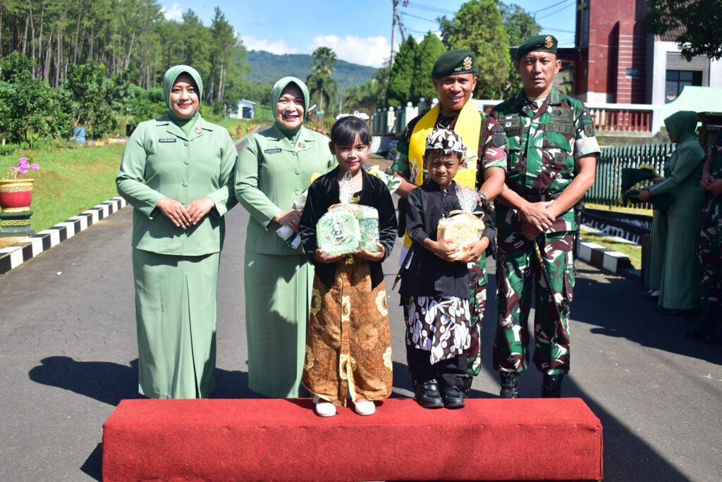 Kunjungan Kerja Danbrigif 9/DY/2 Kostrad ke Satuan Yonif 509/BY/9/2 Kostrad.

Danbrigif 9/DY/2 Kostrad, Kolonel Inf Dr. La Ode Muhammad Nurdin, S.Sos., M.I.Pol., didampingi Ibu Ketua Persit KCK Cabang XII Brigif 9 Koorcab Divif 2 PG Kostrad, Ny. Rari La Ode Muhammad Nurdin Melaksanakan Kunjungan Kerja di Markas Yonif 509/BY/9/2 Kostrad, Kec. Sumbersari, Kab. Jember, Senin (28/04/2025).

Turut Hadir mendampingi Danbrigif 9/DY/2 Kostrad, Pasintel Brigif 9/DY/2 Kostrad, Pasilog Brigif 9/DY/2 Kostrad, Pasilat Brigif 9/DY/2 Kostrad serta Ibu Pengurus Persit Cabang XXII Brigif 9 Koorcab Divif 2 PG Kostrad dalam Kunjungan Kerja di Satuan Yonif 509/BY/9/2 Kostrad tersebut, Danbrigif 9/DY/2 Kostrad memberikan Pengarahan dan Penekanan kepada Seluruh Prajurit dan Persit diantaranya agar meningkatkan keimanan dan ketaqwaan kepada Allah SWT, pelihara kemampuan, keterampilan, kesehatan, menjaga postur tubuh ideal dan menjaga kondisi fisik serta bekerja sesuai tugas dan disiplin waktu serta pelihara kerapian sehingga menunjukkan kualitas kita sebagai prajurit Condromowo yang Profesional.

Danbrigif 9/DY/2 Kostrad, Kolonel Inf Dr. La Ode Muhammad Nurdin, S.Sos., M.I.Pol., menyampaikan apresiasi kepada Danyonif 509/BY/9/2 Kostrad yang diwakili Wadanyonif 509/BY/9/2 Kostrad "Terimakasih atas upaya dan inovasi yang diberikan kepada Batalyon 509/BY/9/2 Kostrad sehingga apa yang sudah diperbuat sangat bermanfaat bagi Prajurit dan Persit Yonif 509/BY/9/2 Kostrad maupun masyarakat Jember".

Lebih lanjut "Sebagai prajurit kostrad, saya harapkan prajurit Condromowo menjadi prajurit yang hebat dan sukses dengan menjadi prajurit yang baik, berkarakter, dicintai rakyat, pintar/cerdas (pemikir, perencana, pekerja), peduli, cinta keluarga dan satuan memiliki wawasan yang luas serta berbuat, peduli, minimalisir pelanggaran, bertanggung jawab untuk menjadikan satuan yang hebat, solid, militan dan juara" Tutup Danbrigif 9/DY/2 Kostrad.