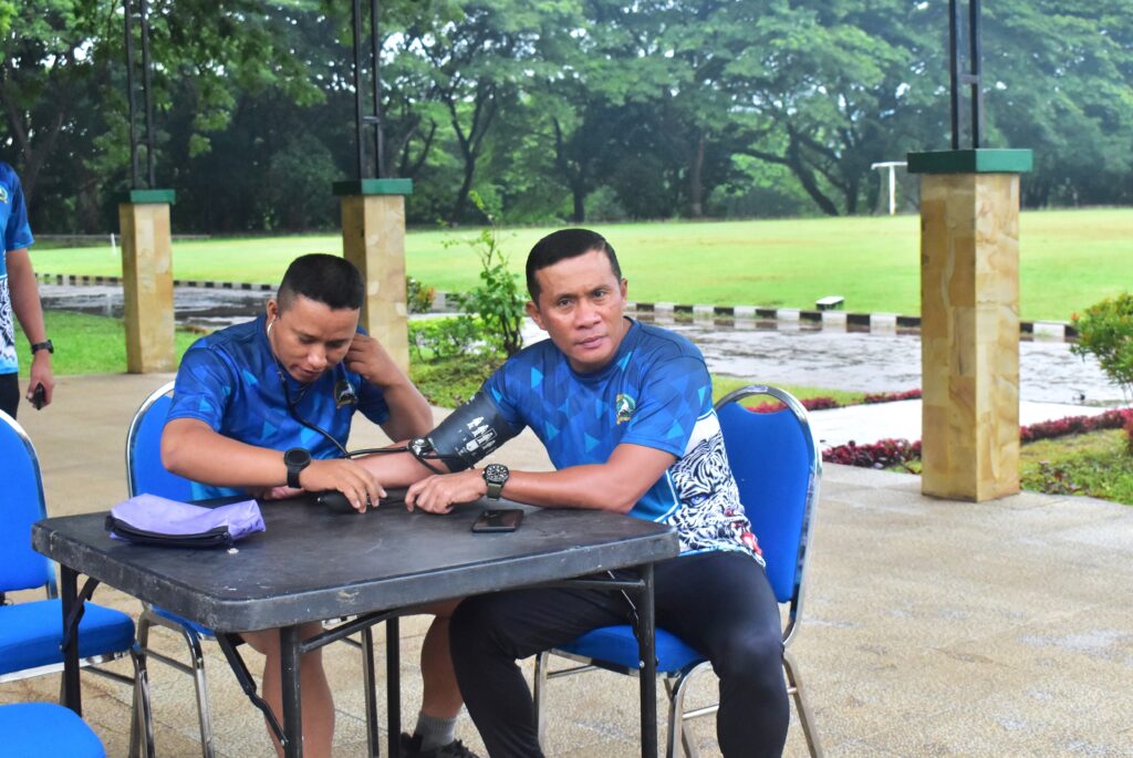 Danbrigif 9/DY/2 Kostrad Pimpin Lari Pagi Gembira Demi Tingkatkan Fisik Prajurit.

Dalam rangka menjaga kebugaran tubuh dan terus bina fisik, Danbrigif 9/DY/2 Kostrad Kolonel Inf Dr. La Ode Muhammad Nurdin, S. Sos., M.I.Pol. Pimpin Prajurit Dharaka Yudha melaksanakan olahraga lari gembira dengan didampingi Kasbrigif 9/DY/2 Kostrad Letkol Inf Suhendar Suryaningrat.,S.H.,M.Si. di lingkungan Asmil Brigif 9/DY Jember Lor Kecamatan Patrang- Kabupaten Jember, Jum'at(03/01/2025).

Kesehatan merupakan aset utama bagi setiap orang tak terkecuali prajurit Dharaka Yudha, dengan dituntut fisik yang prima dalam setiap pelaksanaan tugasnya, Prajurit Dharaka Yudha tiada henti dalam melaksanakan pembinaan fisik.

Kali ini kegiatan lari pagi prajurit dilaksanakan dengan gembira, bergairah serta penuh semangat dan membangkitkan moril prajurit, lari pagi mengelilingi dalam dan luar Kesatriaan dengan jarak 6 kilometer.

Pada kesempatan tersebut Danbrigif 9/DY/2 Kostrad Kolonel Inf Dr. La Ode Muhammad Nurdin, S. Sos., M.I.Pol. Menyampaikan bahwa seluruh prajurit Dharaka Yudha melaksanakan lari dengan penuh antusias, semangat dan gembira, dimana olahraga lari tersebut dilaksanakan rutin dua kali dalam seminggu.

"Adapun tujuan dari kegiatan lari pagi guna untuk meningkatkan kemampuan fisik yang prima, kesehatan dan menjaga stamina kebugaran prajurit sehingga siap dalam menghadapi tugas kedepan". Ungkap Danbrigif 9 Kostrad.