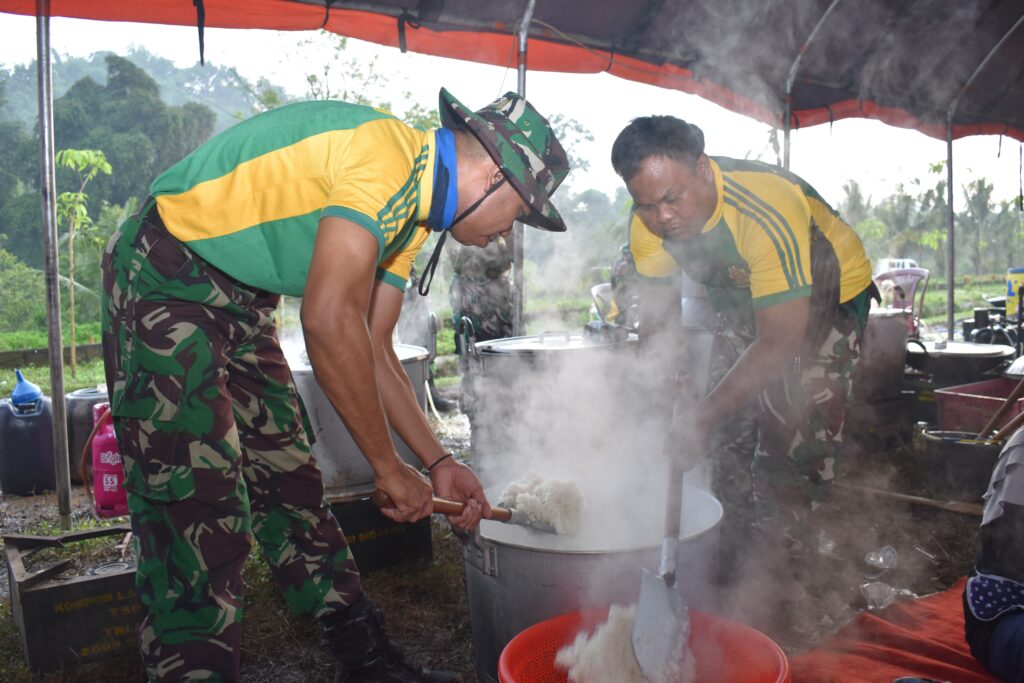 Danbrigif 9/DY/2 Kostrad, Kerahkan Prajuritnya Untuk Sukseskan Acara Pameran Pramuka Produktif Dan Makan Bergizi Gratis.

Danbrigif 9/DY/2 Kostrad, menghadiri undangan Acara Pameran Pramuka Produktif dan Makan Bergizi Gratis yang diselenggarakan oleh Kwartir Pramuka Daerah Jawa Timur bertempat di City Forest And Farm Arum Sabil. Kecamatan Sumbersari, Kabupaten Jember, Jawa Timur. Rabu (08/01/2024).

Pada kegiatan makan bergizi gratis tersebut, Brigif 9/DY/2 Kostrad mengerahkan 35 orang personel Dapur dari Denma untuk memasak 2.000 paket dengan total hasil masak gabungan bersama Instansi lain mencapai 10.000 paket makanan bergizi gratis yang akan didistribusikan oleh Pramuka Kwartir Daerah Jawa Timur dengan sasaran siswa - siswi sekolah di wilayah Kabupaten Jember.

Turut serta ratusan personel dari berbagai Instansi untuk mensukseskan Acara Pameran Pramuka Produktif dan Makan Bergizi Gratis yang dihadiri langsung oleh Pj. Gubernur Jatim tersebut antara lain Brigif 9/DY/2 Kostrad, Kodim 0824/Jember, Polres Jember, Yonko 464 Kopasgat, BPBD Jawa Timur, Dinas Sosial Jawa Timur, Pramuka Kwartir Daerah Jawa Timur dan Mahasiswa Universitas Surabaya.

Danbrigif 9/DY/2 Kostrad, Kolonel Inf Dr. La Ode Muhammad Nurdin, S.Sos., M.Pol. menyampaikan berkomitmen mendukung penuh Program Presiden Prabowo Subianto dan Wakil Presiden Gibran Rakabuming Raka sebagai upaya bersama untuk mewujudkan Generasi Muda yang Sehat, Cerdas, dan Berkualitas sekaligus menunjukkan Sinergi antara Pemerintah dan Masyarakat dalam membangun masa depan Bangsa yang lebih Baik dan Menuju Indonesia Emas.

"Semoga Kegiatan Makan Bergizi Gratis ini bermanfaat untuk membentuk generasi muda yang cerdas sebagai persiapan menyambut Indonesia Emas 2045,” Ungkap Danbrigif 9/DY/2 Kostrad.