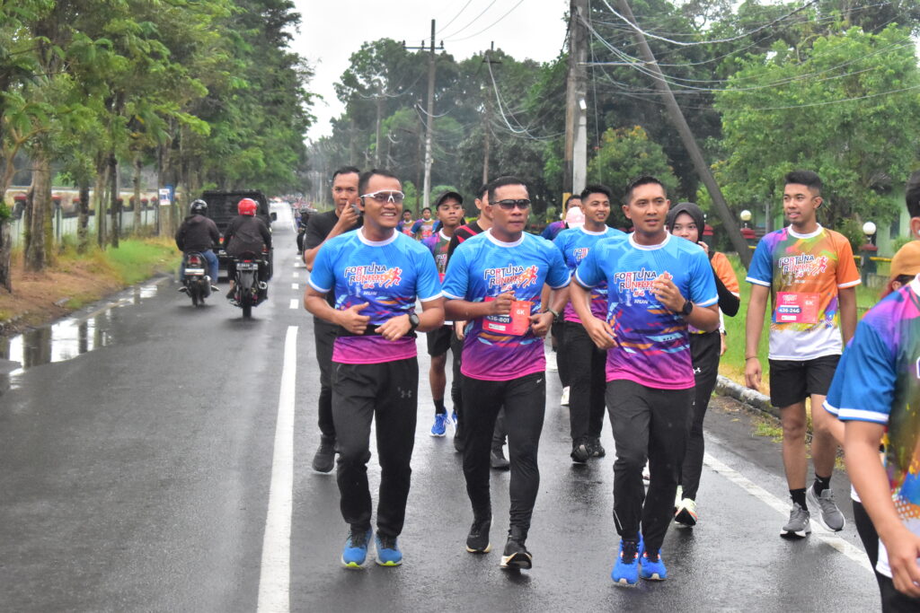 Tingkatkan Kebugaran dan Silaturahmi, Danbrigif 9/DY/2 Kostrad menghadiri Fortune Run 2024 dalam rangka Run To 2025.

Danbrigif 9/DY/2 Kostrad, Kolonel Inf Dr. Laode M. Nurdin, S.Sos.,M.I.Pol menghadiri undangan Fortune Run dalam rangka Run To 2025 yang di selenggarakan oleh Hotel Fortuna Grande di Sumbersari Jember Jawa Timur. Minggu (29/12/2024).

Kegiatan di hadiri Kapolres Jember AKBP Bayu Pratama Gubunagi S.H, S.I.K, M.Si., Dandim Letkol Arm Indra Ardiansyah, Wakil Bupati terpilih Joko Susanto, dan sejumlah pejabat lainnya, Sebelum Star dimulai Sambutan General Manager Hotel Fortuna Grande Jember Bpk. Helman Dedy Choandra mengungkapkan bahwa Fortuna Run 2024 6 K mengusung konsep hospitality yang menjadi ciri khas hotel. "Kami memadukan pelayanan hotel berbintang dengan penyelenggaraan event lari. Ini adalah upaya kami untuk memberikan pengalaman yang berbeda bagi para peserta lari bahwa Selalu Happy dalam Suasana pagi dalam Berolahraga, " ujarnya.

Dilain waktu Danbrigif 9/DY/2 Kostrad, Kolonel Inf Dr. La Ode M. Nurdin., S.Sos.,M.I.,Pol mengatakan kegiatan memeriahkan Fortune Run dalam rangka Run To 2025 ini digelar di Penghujung Akhir Tahun ini sebagai Sarana Silaturahmi dan Menjaga Kebugaran tubuh bersama Seluruh Elemen masyakarat Kabupaten Jember dan sekitarnya terutama Pecinta Lari.

”Kami keluarga Besar Brigif 9/DY/2 Kostrad mengucapkan selamat dan Sukses atas Fortune Run 2024 Semoga Semakin solid dan Sinergitas bersama seluruh elemen masyarakat Jember dan sekitarnya". Ucap Danbrigif 9/DY/2 Kostrad.

Kegiatan Fortune Run 2024 ini seluruhnya berlari dari Star Hotel Fortuna Grande Melewati Kantor Perhutani, Jalan S. Parman, Karangrejo Sumbersari, Kantor J-Tos dan finish kembali ke titik star awal kurang Lebih sejauh 6 Kilometer pengisian acara oleh panitia dilanjutkan Ramah Tamah.

Dipuncak Acara Fortune Run dalam rangka Run To 2025 ini yakni Pembagian Door prize yang telah disiapkan oleh panitia dan pembagian hadiah dan ditutup dengan Doa.