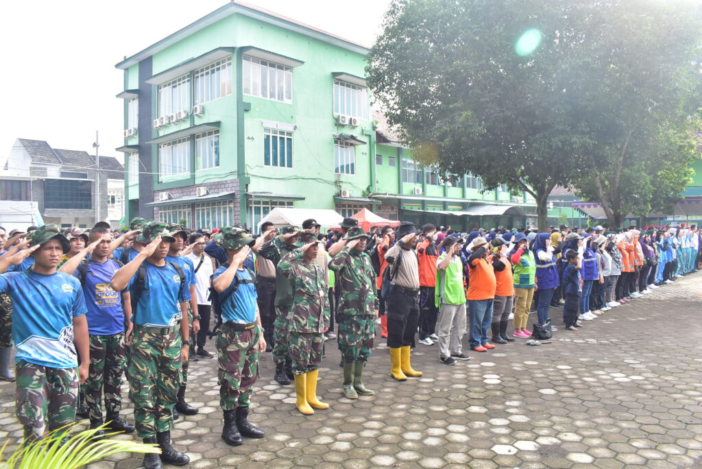 Peringati HPSN 2025, Prajurit Brigif 9/DY/2 Kostrad Ikuti Karya Bakti di Universitas Islam Jember.

Dalam rangka memperingati Hari Peduli Sampah Nasional (HPSN) Tahun 2025, Prajurit Brigif 9/DY/2 Kostrad berpartisipasi mengikuti Karya Bakti yang digelar oleh Pemda Jember yang bertempat dilingkungan Universitas Islam Jember. Minggu(23/02/2025).

Kegiatan peringatan Hari Peduli Sampah Nasional diawali dengan kegiatan apel bersama yang dikuti oleh siswa-siswa SMA wilayah Jember kota, BPBD Jember, Tagana Jember, Dinas Lingkungan Hidup dan Masyarakat serta seluruh Instansi dan relawan Kabupaten Jember.

Dengan berbekal kantong sampah, sapu lidi, cangkul dan perlengkapan lainnya, para prajurit Brigif 9/DY/2 Kostrad bahu membahu melaksanakan kerja bakti dengan penuh semangat walaupun kondisi cuaca pada saat pembersihan cukup menyengat namun para prajurit tepat semangat melaksanakan kegiatan tersebut.

Danbrigif 9/DY/2 Kostrad, Kolonel Inf Dr. La Ode Muhammad Nurdin. S.Sos., M.I.Pol menyampaikan Selain mewujudkan kepedulian TNI terhadap masyarakat kegiatan karya Bhakti juga sebagai sarana mendekatkan TNI dengan rakyat, serta upaya untuk meningkatkan semangat kegotong-royongan, yang selama ini sudah baik di masyarakat.

“Kami juga menghimbau agar masyarakat tidak membuang sampah sembarangan dan lebih peduli terhadap kebersihan lingkungan. Mari kita jaga lingkungan ini tetap bersih untuk dan memberikan manfaat bagi kehidupan kita,” Tutup Danbrigif 9/DY/2 Kostrad