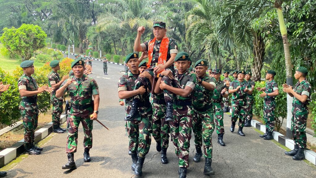 Danbrigif 9/DY/2 Kostrad terima kunjungan Pangkogabwilhan II

Kolonel Inf Dr. La Ode Muhammad Nurdin, S.Sos., M.I.Pol, selaku Komandan Brigif 9/DY/2 Kostrad menerima kunjungan kerja Panglima Komando Gabungan Wilayah Pertahanan (Pangkogabwilhan) II Marsekal Madya TNI M. Khairil Lubis, Kasdivif 2 Kostrad Brigjen TNI Primadi Saiful Sulun, Asops Kaskogabwilhan II Brigjen TNI Fadjar Tjahjono, Koorsmin Kolonel Lek Gatot Wiseso, Waasops Kasdivif 2 Kostrad Letkol Inf Sumardi di Mabrigif 9/DY/2 Kostrad. Patrang - Jember, Kamis (14/11/24).

Dalam rangka meninjau satuan di wilayah Pertahananan II yang mencakup jajaran Brigif 9/DY/2 Kostrad dimulai dari Yonif 514/SY, Brigif 9/DY dan Yonif 515/UTY.

Kunjungan kerja tersebut meliputi beberapa rangkaian kegiatan yang telah disiapkan Komandan Brigif 9/DY diawali dengan penyambutan, foto bersama dan dilanjutkan Peninjauan Pangkalan Asrama Brigif 9/DY/2 Kostrad.

Satuan Brigif 9/DY/2 Kostrad merupakan satuan yang hebat, selalu asah kemampuan prajurit sehingga menjadi prajurit - prajurit yang hebat baik di medan latihan maupun di medan pertempuran, laksanakan setiap kegiatan dengan ikhlas dan tuntas.

"Kami ucapkan terimakasih kepada Pangkogabwilhan II Marsekal Madya TNI M. Khairil Lubis dan rombongan atas kunjungan kerja di Satjar Brigif 9/DY/2 Kostrad, suatu kehormatan dan kebanggan bagi satuan jajaran kami bisa dikunjungi oleh Pangkogabwilhan II." Ujarnya