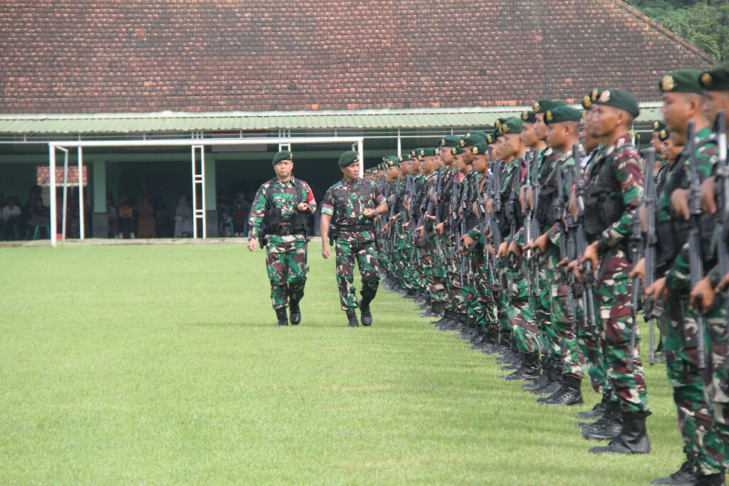 Danbrigif 9/DY/2 Kostrad Pimpin Upacara Pelepasan Latihan Pratugas Satgas Denkul Rajawali III Yonif 515/UTY/9/2 Kostrad.

Danbrigif 9/DY/2 Kostrad Kolonel Inf Dr. La Ode Muhammad Nurdin, S.Sos., M.I.Pol. memimpin langsung upacara pemberangkatan Latihan Pratugas Denkul Rajawali III Yonif 515/UTY/9/2 Kostrad, bertempat di Markas Yonif 515/UTY/9/2 Kostrad, Tanggul, Jember, Sabtu (05/04/2025).

Sebanyak 424 Prajurit melaksanakan Upacara dalam rangka pemberangkatan Latihan Pratugas Satgas Denkul Rajawali lll yang dipimpin oleh Danyonif 515/UTY/9/2 Kostrad, Letkol Inf Edi Wibowo selaku Komandan Upacara, yang dipimpin langsung oleh Danbrigif 9/DY/2 Kostrad Kolonel Inf Dr. La Ode Muhammad Nurdin, S.Sos., M.I.Pol. selaku Inspektur Upacara (Irup).

Turut dihadiri oleh Forkopimda Jember (yang mewakili), Kepala Lapas Jember, Danyonif 514/SY/9/2 Kostrad, Kakorum Yonif 509/BY/9/2 Kostrad, Tokoh Masyarakat dan Perwira Staf Brigif 9/DY/2 Kostrad beserta Persit Satjar Brigif 9 Kostrad.

Danbrigif 9/DY/2 Kostrad Kolonel Inf Dr. La Ode Muhammad Nurdin, S.Sos., M.I.Pol. dalam amanatnya mengatakan, sebagai insan yang beriman dan bertaqwa, marilah kita memanjatkan puji syukur kehadirat Allah SWT, Tuhan Yang Maha Esa, atas segala limpahan rahmat dan ridho-Nya sehingga pada hari ini dapat melaksanakan Upacara Pemberangkatan Latihan Pratugas Denkul Rajawali III Satuan Yonif 515/Ugra Tapa Yudha di Provinsi Papua TA 2025 dalam keadaan sehat wal’afiat, Ungkapnya.

Danbrigif 9/DY/2 Kostrad Kolonel Inf Dr. La Ode Muhammad Nurdin, S.Sos., M.I.Pol. secara pribadi mengucapkan selamat atas terpilihnya Yonif 515/Ugra Tapa Yudha sebagai Satgas Denkul Rajawali III, ini suatu kehormatan besar kepada kita sebagai Satuan tempur yang diberikan kesempatan sekaligus kepercayaan dari pimpinan untuk melaksanakan penugasan dalam negeri, yaitu Satgas Denkul Rajawali III di wilayah Provinsi Papua.