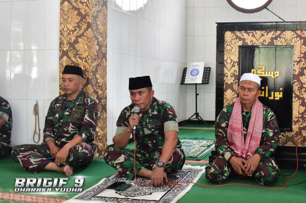 Brigif 9/DY/2 Kostrad Gelar Doa Bersama dalam Rangka memperingati Hari Pahlawan Tahun 2024.

Seluruh Prajurit Brigif 9/DY/2 Kostrad gelar Doa bersama di masing-masing tempat ibadah, baik yang beragama Nasrani (Gereja Uekumene), Hindu (Pure Tri Buana Kerthi) dan yang beragama Islam dilaksanakan di Masjid Nur-Inka dalam rangka Mendoakan Pahlawan yang telah Gugur, Patrang Jember, Jumat (10/11/2024).

Pada Kesempatan tersebut kegiatan di Pimpin Danbrigif 9/DY/2 kostrad Kolonel Inf Dr. La Ode Muhammad Nurdin, S. Sos., M.I.Pol dan dimpingi langsung oleh Kasbrigif 9/DY/2 Kostrad Letkol Inf Suhendar Suryaningrat, S.H., M.Si., serta Perwira Staf Brigif 9/DY/2 Kostrad membacakan Surat Yasin, Istigosah dan Doa bersama dibawakan oleh Pelda Suhairi.

Sebelum acara Doa Bersama dimulai Danbrigif 9/DY/2 Kostrad Kolonel Inf Dr. La Ode Muhammad Nurdin, S. Sos., M.I.Pol menyampaikan kepada seluruh Prajurit bahwa Doa Bersama ini merupakan kewajiban kita mengenang jasa para Pahlawan Kemerdekaan yang telah Gugur serta mendoakan keselamatan Prajurit dan Keluarga Jajaran Brigif 9/DY/2 Kostrad. Beliau menambahkan agar kedepannya untuk seluruh Prajurit Dharaka Yudha menghindari pelanggaran sekecil apapun yang akan berdampak pada Satuan, Diri sendiri dan Keluarga.

Melalui Doa bersama ini, kita panjatkan doa agar seluruh Prajurit Brigif 9/DY/2 Kostrad agar selalu diberikan kesehatan, keselamatan, kesabaran dan keikhlasan dalam melaksanakan tugas serta selalu dilindungi oleh Tuhan Yang Maha Esa, dengan tema" Teladani Pahlawanmu, Cintai Negerimu",.tutupnya.