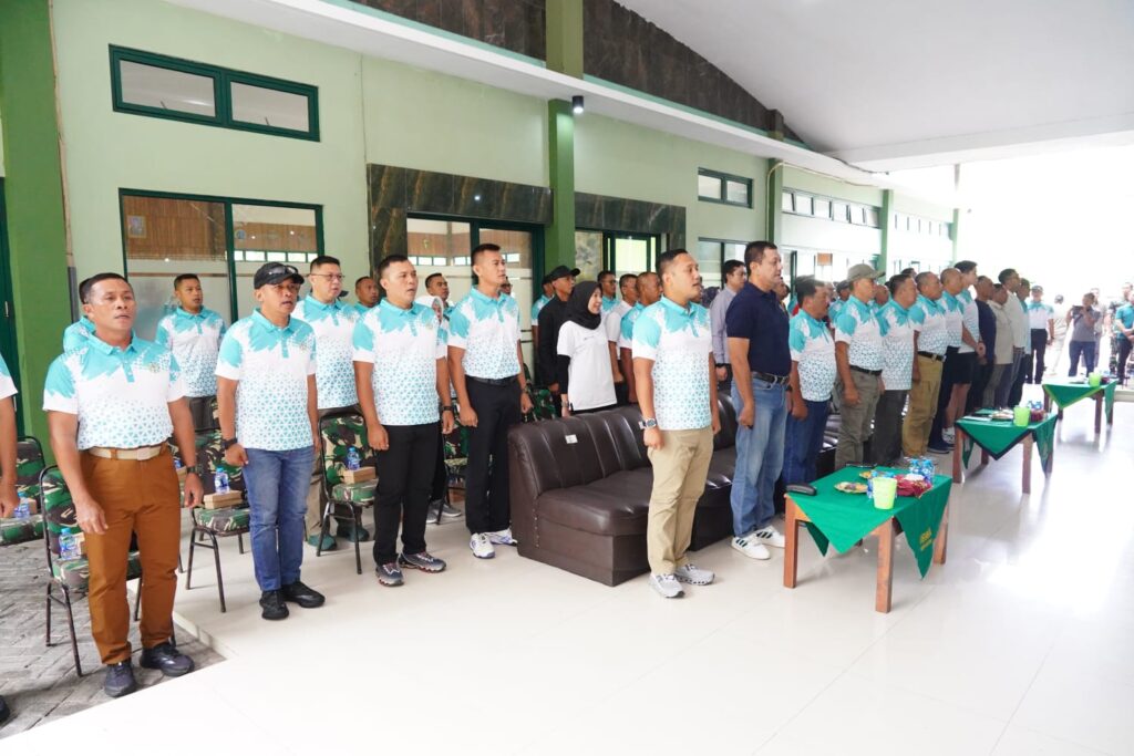 Tim Dharaka Tenis Club Brigif 9 mendapatkan Juara III Lomba Tenis Lapangan Piala Pangdivif 2 Kostrad Dalam rangka HUT Ke-64 Kostrad Tahun 2025.

Panglima Divisi 2 kostrad Mayjen TNI Susilo menggelar Turnamen Tenis Lapangan Piala Pangdivif 2 Kostrad dalam rangka HUT Ke-64 Kostrad Tahun 2025, Acara tersebut dipimpin langsung oleh Pangdivif 2 Kostrad Mayjen TNI Susilo yang bertempat di lapangan Tenis Madivif 2 Kostrad, Singosari, Malang, Minggu (23/02/2024)

Turut hadir dalam acara tersebut Pangdivif 2 Kostrad Mayjen TNI Susilo Beserta Asisten Divisi Infanteri kostrad, Komandan Satuan Jajaran dan Forkopimda Kabupaten Malang.

Dalam sambutannya Pangdivif 2 Kostrad mengungkapkan bahwa Turnamen ini tidak hanya semata-mata perayaan HUT Ke-64 Kostrad, melainkan sebagai sarana efektif untuk memperkuat sinergitas dan soliditas kita sebagai Prajurit Kostrad, Divisi Infanteri 2 Kostrad pada khususnya.

Disisi lain Danbrigif 9/DY/2 Kostrad Kolonel Inf Dr La Ode Muhammad Nurdin, S.Sos., M.I.Pol. mengucapkan Selamat dan terimakasih Kepada Tim Dharaka Tenis Club Brigif 9 yang telah dicapai Juara III Lomba Tenis Lapangan Piala Pangdivif 2 Kostrad dalam rangka HUT Ke-64 Kostrad Tahun 2025.

Meskipun belum mendapatkan yang terbaik, saya ucapkan terimakasih kepada Tim Dharaka Tenis Club Brigif 9 yang bertanding membawa nama besar Brigif 9/ DY/2 Kostrad, terus berlatih dengan tekun agar dapat mecapai hasil yang maksimal kedepannya pada Event selanjutnya," Tutup Danbrigif 9 kostrad

Pertandingan yang berlangsung selama 3 hari ini diikuti oleh seluruh satuan Jajaran Divisi Infanteri 2 Kostrad dimana pada Laga Final Tim Tenis Pemkot malang berhasil menunjukkan keunggulannya dan tampil sebagai Juara Pertama.

Sementara itu Tim Tenis Korem 083 harus puas meraih juara kedua, dan Tim Tenis Dharaka Tenis Club Brigif 9 berhasil menduduki peringkat ke Tiga.

Pertandingan Tenis lapangan ini merupakan rangkaian dari beberapa pertandingan dalam rangka memeriahkan HUT ke-64 Kostrad, untuk menjalin silaturahmi dan kebersamaan antar satuan di Jajaran Divisi Infanteri 2 Kostrad.