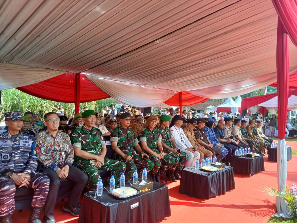 Pasi Ter Brigif 9/DY/2 Kostrad Menghadiri undangan Upacara Pembukaan TMMD ke-124 TA. 2025
Pasi Ter Brigif 9/DY/2 Kostrad mewakili Danbrigif 9/DY/2 Kostrad, Kolonel Inf Dr. La Ode Muhammad Nurdin, S.Sos., M.I.Pol., Menghadiri undangan Pemkab Jember dalam rangka upacara Pembukaan TNI Manunggal Membangun Desa (TMMD) ke-124 Tahun 2025 bertempat di Desa Plalangan Kalisat-Jawa Timur, Selasa (6/05/2025).

Upacara berlangsung dengan Hikmah yang di pimpin langsung oleh Bupati Jember Muhammad Fawait, S.E., M.Sc. dan Forkompinda Jember, Pejabat Sterdam V/Brawijaya, Para Danramil dan Tamu Undangan.

Dalam Amanatnya menegaskan pentingnya memperkuat semangat gotong royong dalam pembangunan daerah. “TMMD bukan sekadar pembangunan fisik, tapi bagaimana kita menyatukan kekuatan antara pemerintah, TNI, dan masyarakat, ini merupakan bukti nyata keseriusan pemerintah dalam upaya mengatasinya segala kesulitan masyarakat, demi terciptanya lingkungan yang lebih baik dan kondusif,” semoga dalam menyelenggarakan Program TNI Manunggal Membangun Desa (TMMD) ke- 124 dapat tepat waktu.

Bupati Jember Muhammad Fawait, S.E., M.Sc. berpesan Saya Secara pribadi mengucapkan terimakasih kepada TNI-PORI dan Lembaga lainnya atas semangat dan dedikasi nya dalam membantu masyarakat Jember khususnya Desa Plalangan Kalisat, tetap dipelihara sehingga menjadi desa yang mandiri,,, ungkapnya