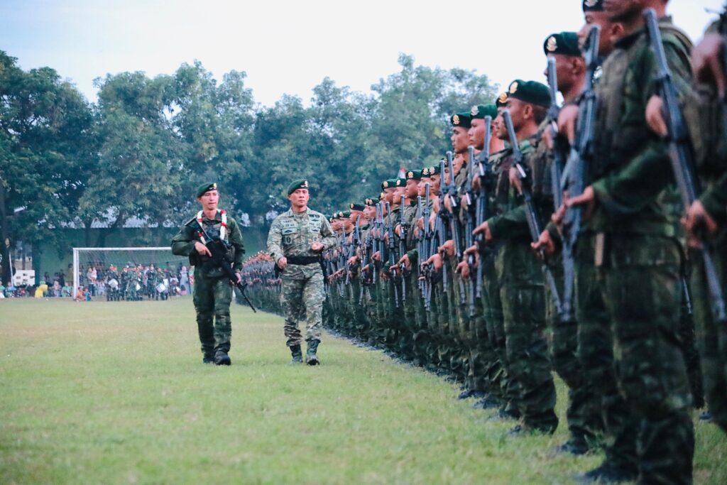 Danbrigif 9/DY/2 Kostrad, Pimpin Upacara Penyambutan Purna Tugas Satgas Pamtas RI-PNG Mobile di wilayah Papua Yonif 509/BY/9/2 Kostrad TA 2025

Danbrigif 9/DY/2 Kostrad, Kolonel Inf Dr. La Ode Muhammad Nurdin., S.Sos.,M.I.Pol. bertidak sebagai Irup dalam Upacara Penyambutan Pasukan Satgas Pamtas RI-PNG Mobile di Wilayah Papua Yonif 509/BY/9/2 Kostrad. Yang bertempat dilapangan Yonif 509/BY/9/2 Kostrad Selasa(06/05/2025).

Turut hadir dalam upacara penyambutan Satgas Pamtas RI-PNG Mobile di Wilayah Papua Yonif 509/BY/9/2 Kostrad, Kapolres Jember, Danyonif 514/SY/9/2 Kostrad, Kalapas Jember, Kakorum Yonif 515/UTY/9/2 Kostrad serta Perwira staf Brigif 9/DY/2 Kostrad.

Dalam amanatnya Danbrigif 9/DY/2 Kostrad, Kolonel Inf Dr. La Ode Muhammad Nurdin., S.Sos.,M.I.Pol. mengucapkan selamat datang kembali di Home Base dan terima kasih serta penghargaan yang setinggi-tingginya atas keberhasilan selama melaksanakan penugasan di wilayah Papua.

"Seperti yang kita ketahui bersama, Satgas Yonif 509/BY/9/2 kostrad telah melaksanakan tugas operasi pamtas mobile RI-PNG di wilayah Prov Papua Dimnaa situasi keamanan di wilayah Prov papua dalam keadaan sehat walafiat.

Pengamanan perbatasan yang telah dilaksanakan batalion infanteri 509/BY/9/2 Kostrad dalam menghalau dan mengantisipasi segala bentuk ancaman yang dapat menimbulkan ganguan keamanan seperti Kelompok Separatis Teroris Papua (KSTP) yang melakukan warga pendatang maupun warga pribumi dan ingin memisahkan diri dari kedaulatan negara kesatuan Republik Indonesia.

Harapan pimpinan yang tentunya juga harapan kita semua semoga pengalaman tugas kali ini menjadikan pembelajaran yang berharga sebagai dasar bagi setiap prajurit dalam mempedomani aturan aturan yang sudah dibuat di Medan tugas." Ungkap Danbrigif 9/DY/2 Kostrad

"Terakhir dari, Saya bangga terhadap kalian, meskipun dalam kondisi lelah, kalian menunjukan sikap kesatria berdiri tegap, tanpa gerakan sedikitpun. Salam hormat untuk keluarga dirumah, Cakra.” Tutup Danbrigif 9/DY/2 Kostrad.