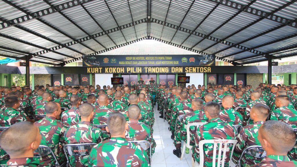 Danbrigif 9/DY/2 Kostrad memberikan pengarahan kepada Seluruh Prajurit Yonif 514/SY/9/2 Kostrad.

Danbrigif 9/DY/2 Kostrad Kolonel Inf Dr. La Ode Muhammad Nurdin, S.Sos., M.I.Pol., memberikan pengarahan kepada seluruh prajurit Yonif 514/SY/9/2 Kostrad didampingi oleh Pasilid Brigif 9/DY dan Ws. Pasilat Brigif 9/DY, bertempat di Gedung Balai Prajurit Sabaddha Yonif 514/SY/9/2 Kostrad, Kab. Bondowoso, Jawa Timur. Senin (19/05/2025).

Dengan penuh antusias, prajurit Yonif 514/9/2 Kostrad mengikuti kegiatan pengarahan Danbrigif 9/DY/2 Kostrad. Dalam pengarahannya, Danbrigif 9/DY/2 Kostrad menyampaikan bagaimana menjadi TNI yang Ideal untuk Masyarakat dengan selalu menjaga kemanunggalan TNI dan rakyat serta selalu ingat bahwa kita berasal dari rakyat, oleh rakyat & untuk rakyat.

Bagaimana Tentara yang diharapkan Rakyat diantaranya adalah Tentara yang menghormati rakyat, memiliki hati nurani, humanis, tidak menakuti dan menyakiti hati rakyat, sopan, beretika, tidak mudah marah, beriman, merebut jiwa/perasaan rakyat, melayani rakyat, suka menolong dan baik-baik dengan rakyat.

Danbrigif 9/DY/2 Kostrad Kolonel Inf Dr. La Ode Muhammad Nurdin, S.Sos., M.I.Pol., menghimbau "Sebagai prajurit Yonif 514/SY agar selalu menjaga keharmonisan dengan masyarakat, menjaga netralitas, terbuka dan jujur, membangun komunikasi yang efektif dengan masyarakat, mampu menjaga emosi, menghormati hak-hak masyarakat dan menjunjung tinggi kebanggaan sebagai prajurit TNI AD. Dalam mengabdikan diri kepada bangsa dan negara, sebagai prajurit haruslah bekerja dengan ikhlas dan maksimal sepenuh hati. Selain itu juga disampaikan kepada seluruh prajurit untuk selalu bersyukur kepada Tuhan Yang Maha Esa dan selalu meningkatkan keimanan dan ketakwaan.tutup Danbrigif.