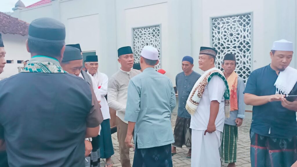 Danbrigif 9/DY/2 Kostrad mengikuti Gerakan Sholat Subuh Berjamaah Ajang Silaturahmi dengan Komponen Masyarakat.

Danbrigif 9/DY/2/ Kostrad Kolonel Inf Dr. La Ode Muhammad Nurdin, S.Sos., M .I.Pol., melaksanakan kegiatan Gerakan Sholat subuh Berjamaah, Majelis Taklim dan Berbagi dengan Anak Yatim sebagai Ajang Silaturahmi, kali ini di Masjid Nurul Hidayah Jln. Mangga 17 Dusun Cangkring Kelurahan Patrang Kec. Patrang-Jember, Minggu (25/05/25)

Adapun tujuan dari kegiatan Gerakan Sholat subuh Berjamaah ini selain menjadi ajang silaturrahmi dan agenda rutin Danbrigif 9/DY/2/ Kostrad Kolonel Inf Dr. La Ode Muhammad Nurdin, S.Sos., M .I.Pol., juga bertujuan untuk memakmurkan masjid dan sebagai wujud memelihara kemanunggalan TNI dengan Rakyat.

Pada kesempatan tersebut Kh. Muhammad Yunus As Imbron pengasuh Pondok Pesantren Al Fitriah termasuk Dewan masjid Indonesia Kecamatan Patrang mengisi Kultum menyampaikan Keutamaan Sholat Subuh Berjamaah, Dia mengajak kepada para Jamaah untuk tetap bertakwa kepada sang pencipta Allah SWT dengan tetap memiliki pedoman hidup berdasarkan Al-quran dan tidak meninggalkan shalat, juga menghimbau “Dimana seluruh masjid dan musholah nantinya akan dikunjungi oleh Gerakan Sholat Berjamaah secara bergantian diseluruh wilayah kab Jember 

Danbrigif 9/DY/2/ Kostrad Kolonel Inf Dr. La Ode Muhammad Nurdin, S.Sos., M .I.Pol., mengatakan bahwa kegiatan Gerakan Sholat subuh Berjamaah semata mata mengharap Ridho dari Allah SWT, Mengajak lingkungan umat Islam untuk  biasa sholat berjamaah di Masjid/Mushola, Taklim mencari ilmu sambil mengisi rohani, Silahturahmi dengan komponen masyarakat, meningkatkan Komunikasi Sosial dengan Masyarakat serta meningkatkan persatuan dan kesatuan sesama umat Islam/Manusia. kegiatan Ibadah ini sebagai Implementasi dari pengamalan 8 Wajib TNI”, “pungkasnya.”