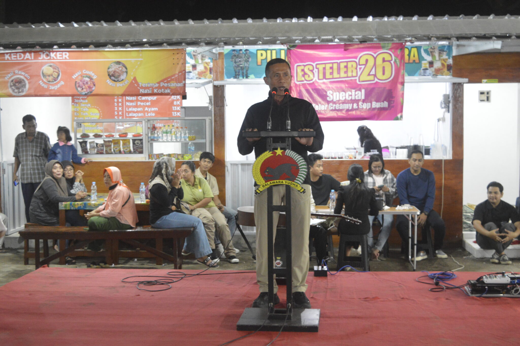 YONIF 509 KOSTRAD MERESMIKAN BALAWARA MART & PUJASERA, WUJUD NYATA PELAYANAN UNTUK PRAJURIT DAN MASYARAKAT

Jember, 21 Juni 2025 – Yonif 509/BY Kostrad kembali menunjukkan komitmennya dalam memberikan pelayanan terbaik bagi prajurit dan masyarakat sekitar dengan meresmikan Balawara Mart dan Pujasera, sebuah fasilitas modern yang menyatukan pusat kebutuhan pokok, perlengkapan militer dan sentra kuliner rakyat.

Acara Grand Opening berlangsung meriah pada Sabtu, 21 Juni 2025, bertempat di Jl. Tidar No.01, Sumbersari, Jember, tepat di samping Asrama Militer Yonif 509 Kostrad. Peresmian ini lansung diresmikan oleh Komandan Brigif 9/DY Kolonel Inf Dr La Ode Muhammad Nurdin, S.Sos., M.I.Pol.

Dengan acara dimulai sambutan pertama oleh Danbrigif 9/DY Kostrad, "saya bangga dengan Batalyon ini, tidak hanya kesejahteraan untuk prajurit akan tetapi ini berguna semua untuk masayarakat sekitar yang berada dilingkungan Asrama. Ungkapnya

Dilanjut, Dalam sambutan kedua oleh Komandan Yonif 509 Kostrad Letkol Inf Dian D Setyadi, menyampaikan bahwa pembangunan Balawara Mart dan Pujasera merupakan langkah nyata satuan dalam menciptakan ruang interaksi sehat antara prajurit, keluarga, dan masyarakat.

“Kami ingin menciptakan tempat yang tidak hanya menyediakan kebutuhan harian dan makanan, tetapi juga menjadi pusat kebersamaan dan semangat gotong royong. Ini juga salah satu bentuk penguatan ekonomi kreatif berbasis lingkungan satuan,” tegas Danyon.

Acara peresmian dimeriahkan dengan berbagai event spesial, live music, Sembako murah, Makanan dan minuman gratis untuk para pengunjung dan juga Penawaran menarik di gerai perlengkapan militer.