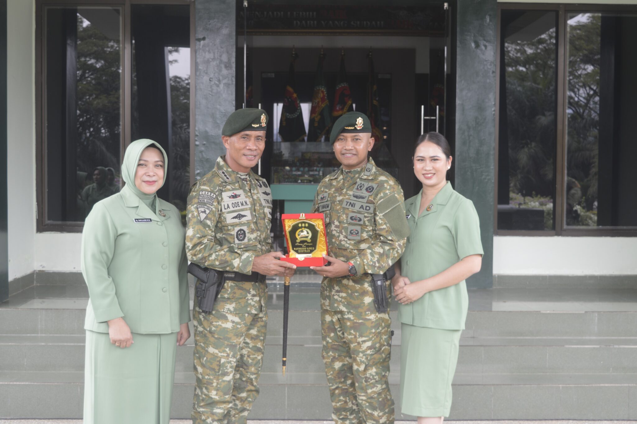 Danbrigif 9/DY/2 Kostrad Pimpin Acara Tradisi Pelepasan Perwira Brigif 9/DY/2 Kostrad

Danbrigif 9/DY/2 Kostrad Kolonel Inf Dr. La Ode Muhammad Nurdin, S.Sos.,M.I.Pol memimpin Acara tradisi korp raport Pelepasan Perwira Brigif 9/DY/2 Kostrad di Mabrigif 9/DY/2 Kostrad, Patrang, Jember. Minggu (22/06/2025).

Rangkaian kegiatan diawali dengan Acara Tradisi Pelepasan di depan Mabrigif 9/DY/2 Kostrad, kemudian dilanjutkan ungkapan Kesan dan Pesan oleh Kapten Chk Jerymia Seky Tanaem, S.H. beserta Istri selama Berdinas di satuan Brigif 9/DY/2 Kostrad.

Kegiatan pelepasan ini merupakan bagian dinamika Organisasi yang berkaitan dengan Pembinaan satuan Khususnya pembinaan karier Personil dengan Tujuan untuk memberikan kesempatan bagi pengembangan karier Personel, Penyegaran Organisasi dan Tuntutan tugas beragam yang bermuara Pencapaian kinerja yang semakin baik dan Profesional serta meningkatkan kualitas kinerja yang semakin Profesional dan Produktifitas Organisasi Totalitas pengabdian dengan Berpegang Teguh Sapta Marga, Sumpah Prajurit dan Menerapkan Budhi Bhakti Wira Utama, Ungkapnya.

Beliau mengucapkan selamat dan terimakasih yang sebesar-besarnya kepada Kapten Chk Jerymia Seky Tanaem, S.H. beserta Istri atas segala dedikasi dan Pengabdiannya yang telah ditunjukkan selamat bertugas di Brigif 9/Dharaka Yudha, Ambillah Pengalaman dan Pelajaran berharga yang bernilai Positif untuk Menjadi Bekal dan Ilmu disatuan Baru, Ungkapnya.

Pada acara Tradisi Pelepasan Perwira Brigif 9/DY/2 Kostrad, Danbrigif 9/DY/2 Kostrad Didampingi Ibu Ketua Cabang XXII Brigif 9 Koorcab Divif 2 Kostrad Ny. Rary La Ode, Para Kasi Brigif 9/DY/2 Kostrad dan Para Perwira Brigif 9/DY/2 Kostrad serta Pengurus Persit KCK Cabang XXII Brigif 9 Kostrad.