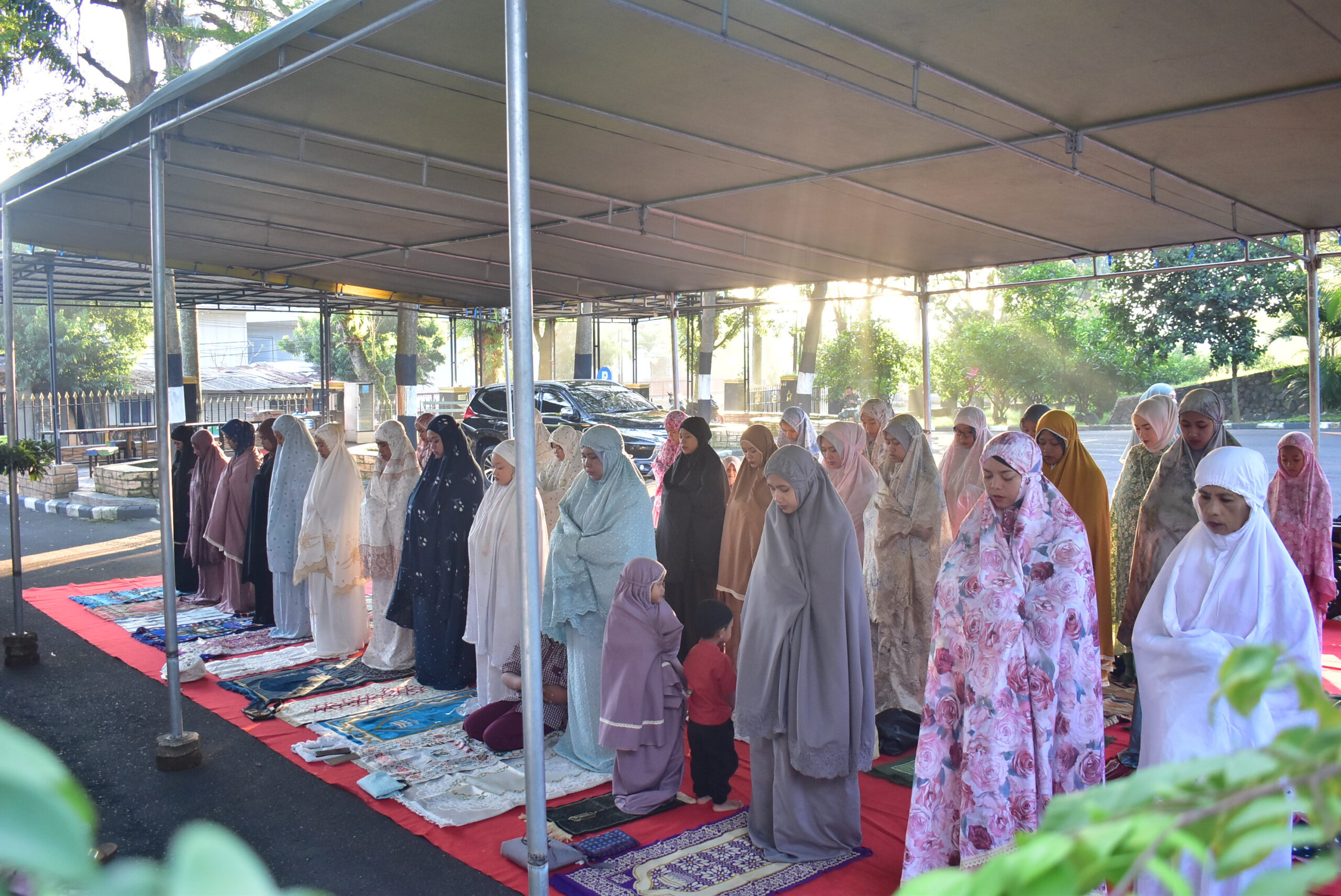 Brigif 9/DY/2 Kostrad Rayakan Idul Adha 1446 H/2025 M dan Sembelih Hewan Qurban.

Hari Raya Haji yang juga disebut Idul Adha atau Idul Qurban ini, merupakan hari dimana umat muslim dianjurkan untuk menyembelih hewan qurban, guna memenuhi perintah Allah Swt, yang diawali dengan pelaksanaan Sholat Id berjamaah di Masjid Nur Inka Brigif 9/DY/2 Kostrad, Patrang Jember, Jum'at (06/06/2025)

Sebagai Penceramah Pelda Suhaeri menyampaikan dengan Momentum Idul Adha hari ini adalah sarana untuk meningkatkan Ketaqwaan kita kepada Allah SWT dan Menjauhi segala larangannya, Makna berqurban tidak semata-mata ritual menyembelih hewan, namun lebih kepada keikhlasan pelaksanaan ibadah dengan mengorbankan segala hal yang paling dicintai dan bersifat duniawi, kemudian mengamalkan hikmah yang terkandung dalam peristiwa qurban, sesuai dengan tema perayaan Idul Adha kali ini, yaitu “Ikhlas Berkurban, Berbagi kebahagiaan dan Memupuk Kepedulian Untuk Merajuk Kebersamaan”

Acara penyembelihan hewan qurban diawali dengan penyerahan hewan secara simbollis oleh Danbrigif 9/DY/2 Kostrad Kolonel Inf Dr. La Ode Muhammad Nurdin, S.Sos., M.I.Pol selaku Ketua Panitia Qurban 1446 H kemudian di Serahkan kepada Takmir Masjid Nur Inka.

Penyerahan Hewan Qurban Secara Simbolis oleh Danbrigif 9/DY/2 Kostrad kolonel Inf Dr. La Ode Muhammad Nurdin, S.Sos., M.I.Pol Qurban 1446 H kali ini terdiri dari 3 ekor sapi dan 9 ekor kambing, kemudian di Distribusikan kepada Anggota dan Masyarakat Setempat.