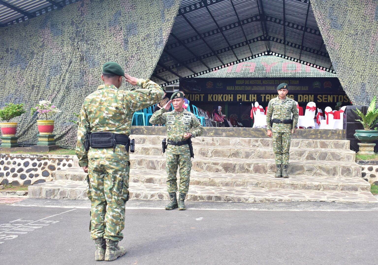 Serah Terima Jabatan Komandan Batalyon Infanteri 514/SY/9/2 Kostrad dan Pelepasan pejabat Wadanyonif 515/UTY/9/2 Kostrad

Danbrigif 9/DY/2 Kostrad Kolonel Inf Dr. La Ode Muhammad Nurdin, S.Sos., M.I.Pol selaku Inspektur Upacara memimpin Serah Terima Jabatan Komandan Batalyon Infanteri 514/SY/9/2 Kostrad dan pelepasan pejabat Wadanyonif 515/UTY/9/2 Kostrad dengan didampingi oleh Ketua Persit KCK Cabang Brigif 9 Koorcab Divif 2 PG Kostrad, Ny Rari La Ode Muhammad Nurdin. Bertempat di Lapangan Mayonif 514/UTY, Curahdami, Bondowoso, Sabtu, (28/06/2025).

Pada Prosesi Upacara Sertijab dilakukan Penanggalan dan Penyematan Pangkat, Tanda Jabatan, Penyerahan Tongkat Komando dan Tunggul Batalyon dari Pejabat Lama, Letkol Inf M. Ibrahim Sidik Soulisa kepada Pejabat Baru, Letkol Inf Ugroseno oleh Danbrigif 9/DY/2 Kostrad Kolonel Inf Dr. La Ode Muhammad Nurdin, S. Sos., M.I.Pol serta Pelaksanaan Penandatanganan Pakta Integritas.

Acara dilanjutkan lepas sambut Danyonif 514/SY yang digelar di Balai Prajurit Sabadha yang pada Kesempatan tersebut turut dihadiri oleh Wakil Bupati Bondowoso, Dandim 0822/Bondowoso, Kapolres Bondowoso, Forkopimda Bondowoso, Danyonif 509/BY/9/2 Kostrad serta Perwira Staf Brigif 9/DY/2 Kostrad dan Segenap lapisan Tokoh Masyarakat.
27 menit
Dalam Sambutannya Danbrigif 9/DY/2 Kostrad Kolonel Inf Dr. La Ode Muhammad Nurdin, S. Sos., M.I.Pol menyampaikan rasa terima kasih kepada Letkol Inf M. Ibrahim Sidik Soulisa beserta Istri atas dedikasi dan pengabdiannya yang telah dicurahkan selama melaksanakan tugas di Satuan Yonif 514/SY/9/2 Kostrad dan berpesan agar pengalaman bertugas di Satuan Jajaran Brigif 9/DY/2 Kostrad dapat berguna untuk membangun wawasan dalam meraih keberhasilan pada tugas dan jabatan selanjutnya sebagai Dansecaba Rindam II/Sriwijaya, dan ucapan terimakasih juga buat Mayor inf Gatot atas dedikasi dan loyalitas selama menjabat sebagai Wadanyonif 515, sukses ditempat tugas yang baru sebagai Gumil Pusdikif serta selamat datang dan selamat bergabung kepada Letkol Inf Ugroseno atas jabatan barunya sebagai Danyonif 514/SY/9/2 Kostrad, ungkapnya.