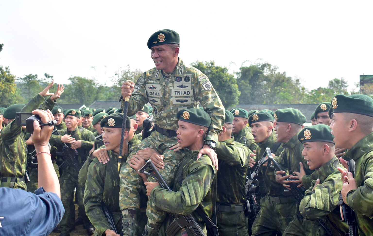 Danbrigif 9/DY/2 Kostrad Pimpin Upacara Penyambutan Purna Tugas Satgas Rajawali l Denkul lll Yonif 514/SY/9/2 Kostrad.

Danbrigif 9/DY/2 Kostrad Kolonel Inf Dr La Ode Muhammad Nurdin, S.Sos., M.l.Pol. dengan bangga menyambut kembali prajurit prajurit terbaiknya yang telah menyelesaikan tugas sebagai Rajawali l Detasemen Pemukul lll Satuan Tugas Yonif 514/SY/9/2 Kostrad, Upacara penyambutan yang penuh haru dan kebanggaan ini dilaksanakan di Markas Yonif 514/Sabadha Yudha, Kec Curahdami, Kab Bondowoso, Minggu(22/06/2025).

Turut hadir dalam acara penyambutan Purna tugas Satgas Rajawali l Detasemen Pemukul lll Yonif 514 Sabadha Yudha, Danyonif 514/Sabadha Yudha, Letkol Inf Muhammad Ibrahim Sidik Soulisa, Danyonif 509/Balawara Yudha, Letkol Inf Dian Desiawan Setyadi dan Perwira Staf Brigif 9/DY/2 Kostrad beserta anggota Persit Kartika Chandra Kirana Cabang XXII Brigif 9 Kostrad.

Kepulangan personel ini menandai berakhirnya pengabdian mereka dalam menjaga kedaulatan dan keamanan di wilayah Papua, Selama penugasan Rajawali I Detasemen Pemukul lll Yonif 514/Sabadha Yudha telah menunjukkan dedikasi, profesionalisme, dan keberanian yang luar biasa dalam menjalankan setiap misi yang diemban, berbagai tantangan di medan sulit Papua berhasil mereka atasi dengan semangat juang yang tinggi, demi menjaga stabilitas dan kedamaian bagi masyarakat setempat.

Danbrigif 9/DY/2 Kostrad Kolonel Inf Dr La Ode Muhammad Nurdin, S.Sos., M.l.Pol. menyampaikan Terimakasih yang tulus dan apresiasi setinggi-tingginya kepada 210 prajurit yang telah Purna Tugas dengan penuh dedikasi, Profesional dan Bertanggung jawab, Serta Keberhasilan dalam melaksanakan tugas Operasi, hal ini merupakan bukti nyata komitmen dan semangat juang kita dalam menjalankan kedaulatan negara di Wilayah Papua,.Ujarnya Komandan Brigif 9 Kostrad.

“Kami sangat bangga atas keberhasilan kalian dalam melaksanakan tugas negara di Papua. Kalian telah membuktikan bahwa Satgas Rajawali l Denkul lll Yonif 514 Sabadha Yudha selalu siap sedia dalam menjaga keutuhan NKRI, di mana pun dan kapan pun,”