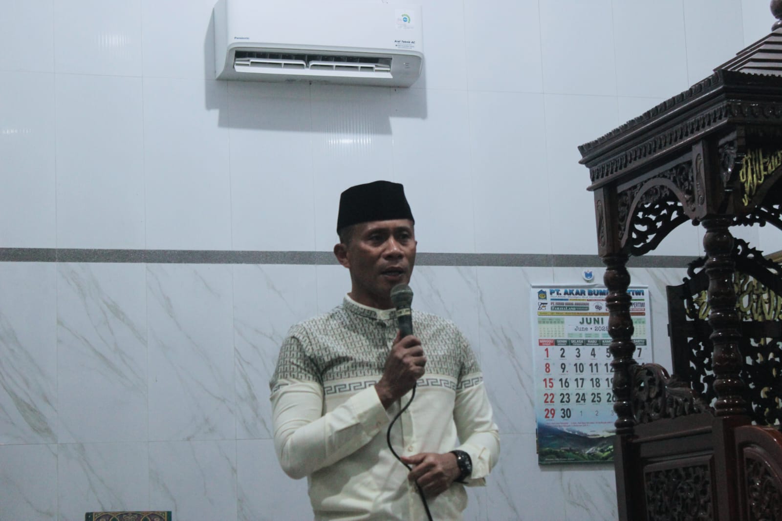 Danbrigif 9/DY/2 Kostrad mengikuti Gerakan Sholat Subuh Berjamaah Ajang Silaturahmi Dan Komunikasi Sosial dengan Komponen Masyarakat.

Danbrigif 9/DY/2 Kostrad Kolonel Inf Dr La Ode Muhammad Nurdin, S.Sos., M.l.Pol. Menggelar Kegiatan Komunikasi Sosial yang erat dengan Masyarakat Kabupaten Jember melalui gerakan Sholat Subuh Berjamaah. Kegiatan ini berlangsung di Masjid Istiqomah, Tegal Besar, Kaliwates, Kab Jember, Minggu (15/06/2025).

Komunikasi Sosial Melalui Sholat Subuh Berjamaah ini tidak hanya bertujuan untuk mempererat silaturahmi dengan masyarakat, tetapi juga sebagai upaya mendekatkan diri kepada Allah SWT dan memuliakan masjid.

Danbrigif 9/DY/2 Kostrad Menyampaikan Kegiatan Komunikasi Sosial ini adalah wadah untuk membina hubungan baik antara Kelurga Besar Brigif 9/DY/2 Kostrad dengan seluruh Komponen Masyarakat di Wilayah Kabupaten Jember Khususnya, sehingga TNI dan Rakyat semakin solid dan kompak, Kegiatan Komunikasi Sosial Melalui Sholat Subuh Berjamaah ini juga bertujuan untuk meningkatkan partisipasi masyarakat dalam menjalankan ibadah, meningkatkan kualitas Sholat, membangun karakter, serta meningkatkan kesadaran sosial masyarakat.,Ujar Danbrigif 9 Kostrad

Danbrigif 9/DY/2 Kostrad Menambahkan gerakan Sholat Subuh Berjamaah ini dapat Meningkatkan Keimanan, Ketakwaan Serta menambah Pendekatkan diri kepada Allah SWT, Membawa Keberkahan Dan Mohon Menyambungkan doa agar seluruh Prajurit Satjar Brigif 9/DY/2 Kostrad terhindar dari bencana, masalah, dan terutama dari bahaya pelanggaran seperti judi online,.Tutupnya