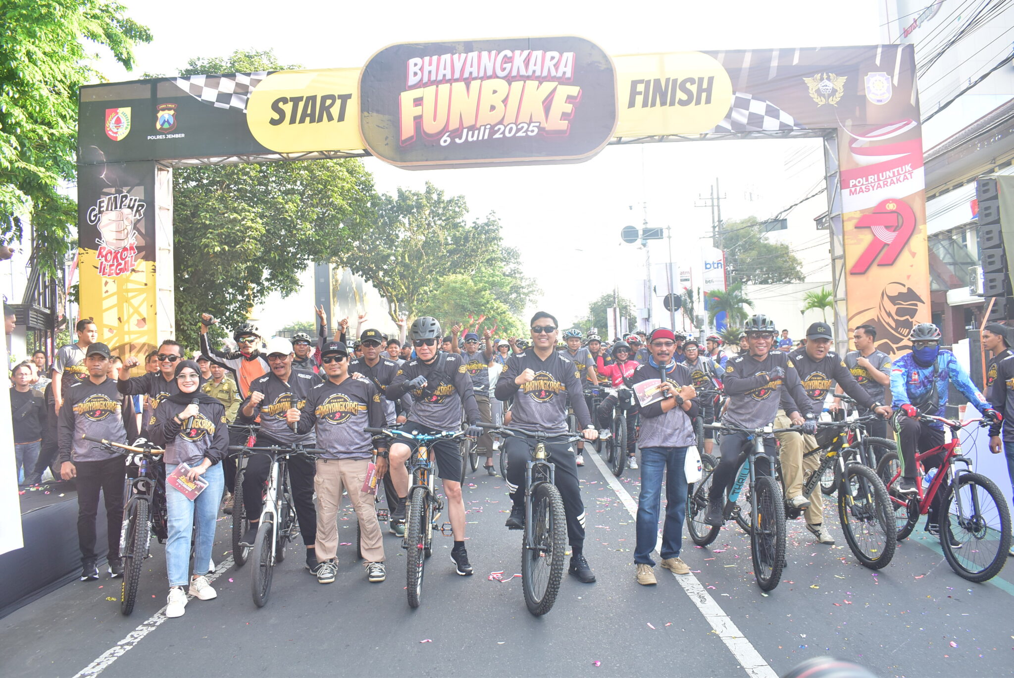 Danbrigif 9/DY/2 Kostrad hadiri Funbike Dalam Hut Bhayangkara ke-79 2025

Danbrigif 9/DY/2 Kostrad, Kolonel Inf Dr.La Ode Muhammad Nurdin, S.Sos., M.I.Pol Menghadiri Funbike Memperingati HUT Bhayangkara ke-79 Tahun 2025 yang dipimpin langsung oleh Kapolres Jember AKBP Bobby A Condroputra, yang bertempat di Alun-alun Jember Nusantara (06/07/2025)

Kegiatan diikuti oleh ribuan peserta dari berbagai wilayah baik Kabupaten Jember, Kabupaten Lumajang, Bondowoso, Situbondo, Banyuwangi, bahkan ada peserta dari Malang dan Surabaya, ikut menyemarakkan funbike HUT BHAYANGKARA ke-79 di Kabupaten Jember tersebut.

Hadir dalam Pengibaran Bendera Start diantaranya Wakil Bupati Jember Dr. Djoko Susanto, Danbrigif Kolonel Inf Dr.La Ode Muhammad Nurdin, Kapolres Jember AKBP Bobby A Condroputra, Dandim 0824/Jember Letkol Arm Indra Andriansyah, Jajaran Forkopimda dan para Komandan Satuan TNI.

Dalam sambutannya Kapolres Jember AKBP Bobby A Condroputra menyampaikan, ucapan terima kasih kepada Bupati Jember atas supportnya pada kegiatan HUT BHAYANGKARA ke 79 ini, terima kasih kepada semua pihak dan selamat datang kepada para peserta, selamat mengikuti Funbike HUT BHAYANGKARA Ke-79 Tahun 2025, Semoga pulang beruntung mendapatkan dooprize yang disediakan panitia.
Pelaksanaan gowes atau funbike ini dalam rangka mempererat tali silaturahmi Polri dengan Masyarakat luas, Mamantapkan Kemanunggalan Polri-Rakyat, sambil bersepeda kita berkumpul di Alun-alun Jember ini.

Selain itu tentunya kita berharap dari multi efek meningkatkan perekonomian Kabupaten Jember, ini merupakan bagian pengendalian inflasi Dengan cara menggelar keramaian yang mengundang Masyarakat dengan bergeraknya Usaha Mikro Kecil dan Menengah (UMKM) guna peningkatan perekonomian Masyarakat. Tegas Kapolres/Jember.

Selanjutnya Sambutan Wakil Bupati Dr. Djoko Suswanto, S.H., M.H yang pada intinya menyampaikan terima kasih dan mendukung dilaksanakannya funbike ini, sebagai upaya meningkatkan perekonomian masyarakat, sekaligus dalam mewujudan Polri bersama Rakyat, Ujarnya.