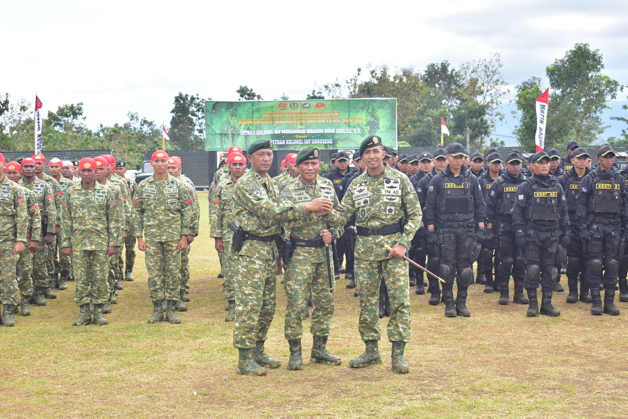 Serah Terima Jabatan Komandan Batalyon Infanteri 514/SY/9/2 Kostrad dan Pelepasan pejabat Wadanyonif 515/UTY/9/2 Kostrad

Danbrigif 9/DY/2 Kostrad Kolonel Inf Dr. La Ode Muhammad Nurdin, S.Sos., M.I.Pol selaku Inspektur Upacara memimpin Serah Terima Jabatan Komandan Batalyon Infanteri 514/SY/9/2 Kostrad dan pelepasan pejabat Wadanyonif 515/UTY/9/2 Kostrad dengan didampingi oleh Ketua Persit KCK Cabang Brigif 9 Koorcab Divif 2 PG Kostrad, Ny Rari La Ode Muhammad Nurdin. Bertempat di Lapangan Mayonif 514/UTY, Curahdami, Bondowoso, Sabtu, (28/06/2025).

Pada Prosesi Upacara Sertijab dilakukan Penanggalan dan Penyematan Pangkat, Tanda Jabatan, Penyerahan Tongkat Komando dan Tunggul Batalyon dari Pejabat Lama, Letkol Inf M. Ibrahim Sidik Soulisa kepada Pejabat Baru, Letkol Inf Ugroseno oleh Danbrigif 9/DY/2 Kostrad Kolonel Inf Dr. La Ode Muhammad Nurdin, S. Sos., M.I.Pol serta Pelaksanaan Penandatanganan Pakta Integritas.

Acara dilanjutkan lepas sambut Danyonif 514/SY yang digelar di Balai Prajurit Sabadha yang pada Kesempatan tersebut turut dihadiri oleh Wakil Bupati Bondowoso, Dandim 0822/Bondowoso, Kapolres Bondowoso, Forkopimda Bondowoso, Danyonif 509/BY/9/2 Kostrad serta Perwira Staf Brigif 9/DY/2 Kostrad dan Segenap lapisan Tokoh Masyarakat.
5 hari
Dalam Sambutannya Danbrigif 9/DY/2 Kostrad Kolonel Inf Dr. La Ode Muhammad Nurdin, S. Sos., M.I.Pol menyampaikan rasa terima kasih kepada Letkol Inf M. Ibrahim Sidik Soulisa beserta Istri atas dedikasi dan pengabdiannya yang telah dicurahkan selama melaksanakan tugas di Satuan Yonif 514/SY/9/2 Kostrad dan berpesan agar pengalaman bertugas di Satuan Jajaran Brigif 9/DY/2 Kostrad dapat berguna untuk membangun wawasan dalam meraih keberhasilan pada tugas dan jabatan selanjutnya sebagai Dansecaba Rindam II/Sriwijaya, dan ucapan terimakasih juga buat Mayor inf Gatot atas dedikasi dan loyalitas selama menjabat sebagai Wadanyonif 515, sukses ditempat tugas yang baru sebagai Gumil Pusdikif serta selamat datang dan selamat bergabung kepada Letkol Inf Ugroseno atas jabatan barunya sebagai Danyonif 514/SY/9/2 Kostrad, ungkapnya.