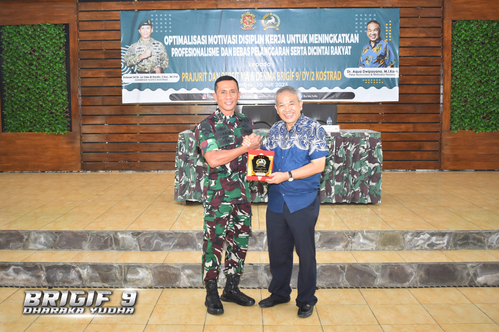 Brigif 9/DY/2 Kostrad, Gelar Sosialisasi Sharing Komunikasi & Motivasi Bersama Dr. Aqua Dwipayana, M.I.Kom.

Brigif 9/DY/2 Kostrad menggelar sosialisasi sharing komunikasi dan motivasi, kegiatan ini dipimpin langsung oleh Danbrigif 9/DY/2 Kostrad, Kolonel Inf Dr. La Ode Muhammad Nurdin, S.Sos., M.I.Pol. dengan mendatangkan Motivator dan Pakar Komunikasi Nasional Dr. Aqua Dwipayana, M.I.Kom. yang bertempat di Aula Soedirman Brigif 9/DY/2 Kostrad, Kecamatan Patrang, Kabupaten Jember, Jawa Timur. Kamis(10/07/2025).

Pada kegiatan komunikasi bersama Dr. Aqua Dwipayana, M.I.Kom. mengusung tema "Optimalisasi Motivasi Disiplin Kerja untuk Meningkatkan Profesionalisme, Bebas Pelanggaran serta Dicintai Rakyat".

Danbrigif 9/DY/2 Kostrad menyampaikan terima kasih dan merupakan kehormatan bagi Brigif 9/DY/2 Kostrad dapat mendengarkan sharing motivasi kerja dari seorang pakar motivator nasional Dr. Aqua Dwipayana, M.I.Kom.

"Diharapkan dengan hadirnya Dr. Aqua Dwipayana, M.I.Kom. dapat memberikan sumbangsih untuk satuan Brigif 9/DY/2 Kostrad menjadi lebih baik, semangat kerja Prajurit dan Persit dapat meningkat, terhindar dari pelanggaran serta dapat menjadi contoh dan dicintai oleh masyarakat". Ungkap Danbrigif 9 Kostrad.

Dr. Aqua Dwipayana, M.I.Kom. mengungkapkan pentingnya komunikasi dalam lingkungan kerja karena berdampak pada berbagai aspek, mulai dari peningkatan profesionalisme, produktifitas kinerja satuan hingga membangun hubungan yang positif antara anggota dengan pimpinan.

"Profesionalisme itu bukan hanya hebat tempur saja, tetapi berani jujur dan bebas pelanggaran. Jadilah prajurit Brigif 9/DY/2 Kostrad yang teladan dalam sikap dan tindakan" ungkapnya

Acara berlangsung hangat, interaktif dan inspiratif, seluruh prajurit dan persit tampak antusias mengikuti seluruh sesi, termasuk dapat berdialog langsung dengan narasumber.