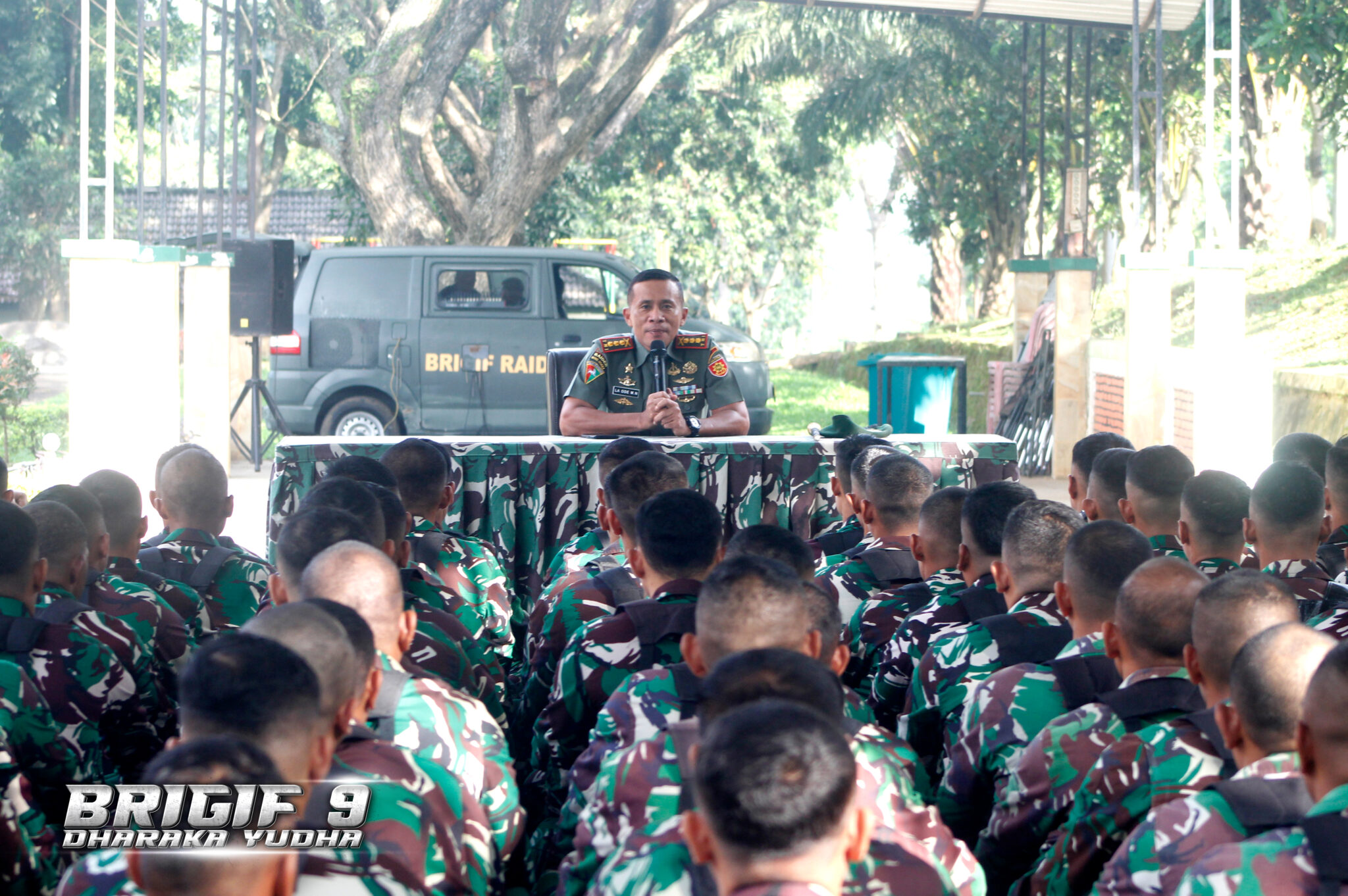 Prajurit Denma Brigif 9/DY/2 Kostrad melaksanakan Upacara Bendera Merah Putih.

Prajurit Denma Brigif 9/DY/2 Kostrad Melaksanakan Upacara Bendera 17-an dipimpin langsung oleh Danbrigif 9/DY/2 Kostrad Kolonel Inf Dr La Ode Muhammad Nurdin, S.Sos., M.I.Pol. Selaku Inspektur Upacara (Irup) bertempat di Lapangan Upacara Markas Brigif 9/DY/2 Kostrad, Kecamatan Patrang, Kabupaten Jember, Kamis (17/07/2025).

Berkekuatan 2 SSK prajurit Brigif 9/DY/2 Kostrad melaksanakan Upacara pengibaran bendera 17-an yang memiliki makna penting, salah satunya adalah sebagai upaya untuk mengingatkan Prajurit Brigif 9/Dharaka Yudha pada perjuangan para pahlawan pendahulu dan juga meningkatkan kedisiplinan prajurit.

Adapun rangkaian upacara yang dilaksanakan diantaranya, Pengibaran Bendera Merah Putih, Mengheningkan Cipta,  Pembacaan Teks Pancasila oleh Inspektur Upacara, Pembacaan UUD 1945, Pengucapan Sapta Marga, Sumpah Prajurit dan 8 Wajib TNI oleh Petugas Upacara serta pembacaan Amanat dari Kepala Staf Angkatan Darat. Selanjutnya upacara ditutup dengan Do’a.

Adapun amanat Kasad, Jenderal TNI Maruli Simanjuntak, M.Sc. yang di sampaikan langsung oleh Danbrigif 9/DY/2 Kostrad Kolonel Inf Dr La Ode Muhammad Nurdin, S.Sos., M.I.Pol., adalah mengingatkan bahwa saat ini kita tengah di gempur oleh ancaman non militer yang tak kalah serius seperti judol dan pinjol, dimana keduanya telah merusak moral, merobohkan disiplin dan mencoreng kehormatan institusi maka dari itu kepada seluruh prajurit untuk tidak sekali-kali terlibat dalam praktik Judol dan Pinjol, baik dalam bentuk apapun, Ungkapnya.

Selanjutnya penekanan dalam amanat yaitu, Tetap tingkatkan kesiapsiagaan satuan menghadapi bencana dan kondisi darurat, dukung penuh program TNI AD dalam mendukung kesejahteraan rakyat, jagalah kehormatan diri, keluarga dan institusi serta bekerjalah dengan kekompakan dan ketulusan hati.
3 hari
Tambahan Komandan Brigif 9/DY Kostrad juga menekankan kepada seluruh Prajurit Satjar Brigif 9/DY Kostrad khususnya jauhi pelanggaran sekecil apapun, Hindari bentrok antar instansi, Jaga nama baik pribadi, keluarga mau satuan ini, kalo bukan kita yang menjaga siapa lagi, hindari perbuatan yang merugikan diri kita sendiri, sudah banyak kasus - kasus terkait KDRT, Disersi diluar sana, beliau harap Prajurit Brigif 9/DY Kostrad di Jauhi pelanggaran sekecil apapun yang merugikan diri sendiri maupun keluarga dan satuan, Ujar Komandan Brigif 9/DY Kostrad