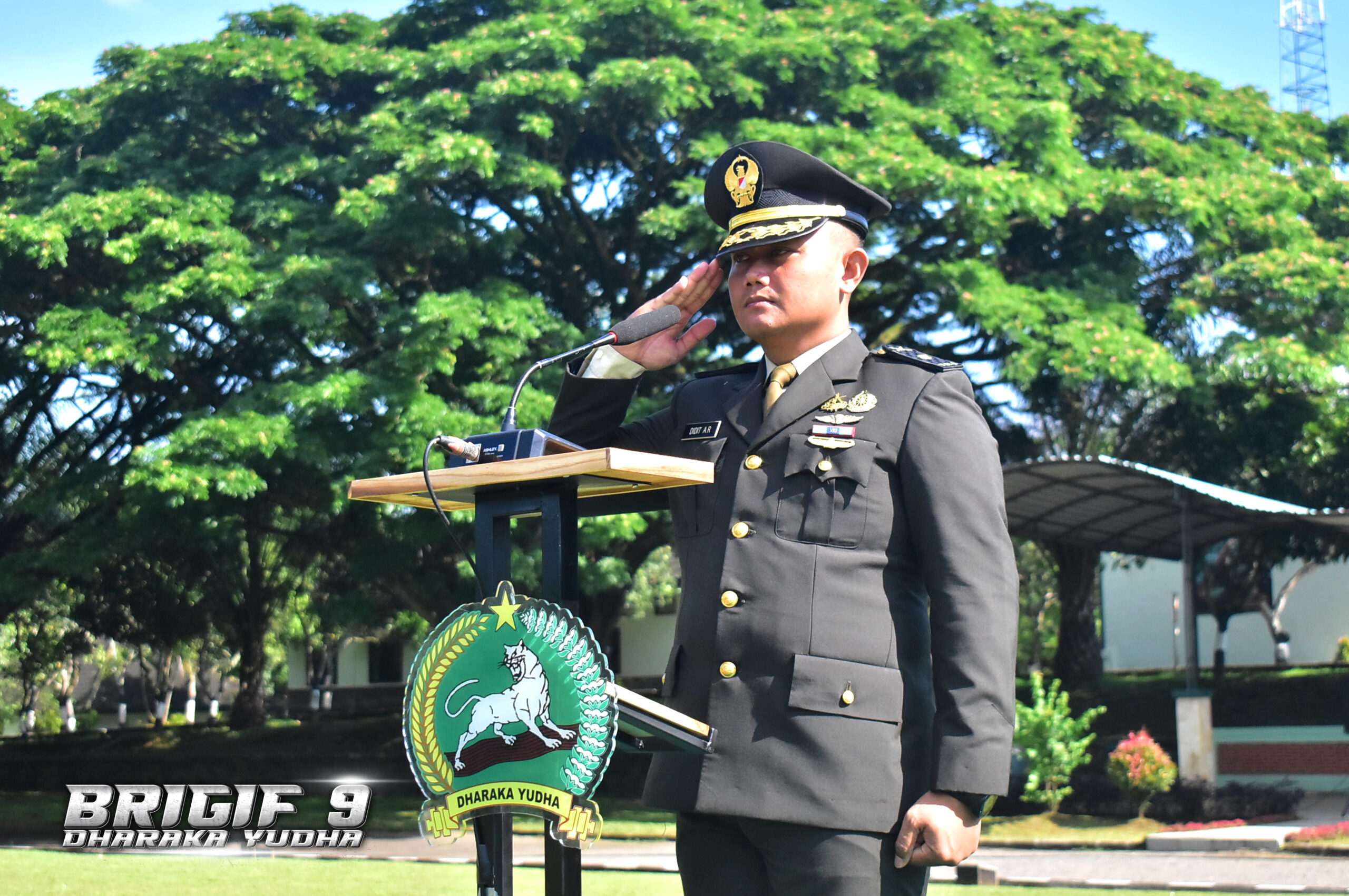 Kenang Jasa Pahlawan, Brigif 9/DY/2 Kostrad Gelar Upacara Hari Kesaktian Pancasila.

Kasi Teritorial Brigif 9/DY/2 Kostrad Mayor Inf Didit Aprian Rahmandita, S.E., M.I.P. mewakili Danbrigif 9/DY/2 Kostrad Kolonel Inf Roliyanto, S.I.P., M.I.P. memimpin pelaksanaan upacara peringatan hari Kesaktian Pancasila tahun 2025 di lapangan upacara Markas Brigif 9/DY/2 Kostrad, Patrang, Jember, Minggu (01/10/2025).

Bertindak selaku Komandan Upacara Kapten Inf Khoiri, Pembaca Ikrar Kesetiaan Sertu Eko Budiono dan pembaca Pembukaan UUD 1945 Sertu Luky Gunawan dan Pembaca Doa Sertu Musleh.

Upacara peringatan Hari Kesaktian Pancasila ini merupakan wujud penghargaan dan penghormatan kepada para pahlawan yang telah gugur untuk mempertahankan Pancasila dan mengenang kembali pengorbanan para pahlawan revolusi, serta meningkatkan kewaspadaan terhadap ancaman dan bahaya laten komunis.

Selain itu, upacara peringatan Hari Kesaktian Pancasila juga sebagai wahana untuk menanamkan keyakinan kepada seluruh warga bangsa Indonesia bahwa Pancasila merupakan pandangan hidup Bangsa dan Dasar Negara Republik Indonesia yang tidak boleh diubah oleh siapapun.

Usai melaksanakan Upacara Hari Kesaktian Pancasila dilanjutkan dengan acara Korps Rapot kenaikan pangkat prajurit Brigif 9/DY/2 Kostrad, mengucapkan selamat kepada Prajurit yang naik pangkat dan dilanjutkan Pemberian Selamat dan foto bersama.