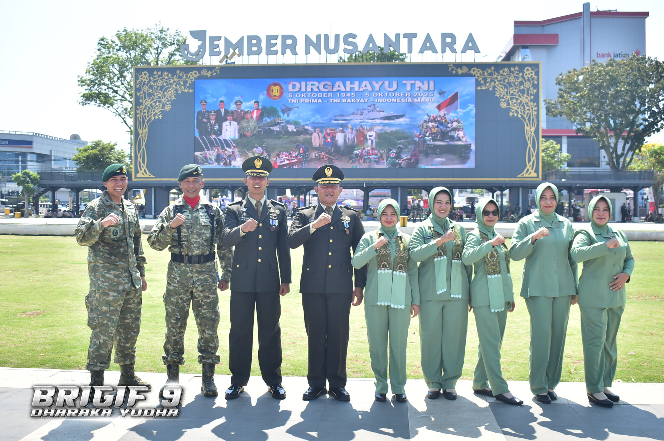 Upacara Peringatan HUT TNI Ke-80 Tahun 2025 di Alun-Alun Jember.

Kasi Teritorial Brigif 9/DY/2 Kostrad Mayor Inf Didit Aprian Rahmandita, S.E., M.I.P. mewakili Danbrigif 9/DY/2 Kostrad Kolonel Inf Roliyanto, S.I.P., M.I.P. menghadiri Upacara Peringatan HUT TNI ke-80 Tahun 2025, yang di laksanakan di Alun-Alun kota Jember, Minggu (05/10/2025).

Kegiatan Upacara tersebut di ikuti oleh Prajurit jajaran Milliter di wilayah Kab. Jember yaitu Prajurit Jajaran Kodim 0824/Jember, Prajurit Jajaran Brigif 9/DY/2 Kostrad, Yon Armed 8/UY, Polres Jember, Satpol-PP Pemda Jember, KBT Jember, ASN Kemhan, Para Perwira TNI di Kab. Jember serta Persit yang berada di Wilayah Jember.

Bertindak sebagai Inspektur Upacara adalah Dansecaba Rindam V Brawijaya Letkol Inf Citra Persada, menyampaikan Amanat Panglima TNI Jenderal TNI Agus Subiyanto, S.E., M.Si, yang dalam amanatnya menyampaikan bahwa upacara peringatan HUT TNI Ke-80 Tahun 2025 kali ini mengusung tema “TNI Prima, TNI Rakyat, Indonesia Maju” yang dinilai relevan dengan semangat zaman dan tantangan geopolitik global. Jenderal TNI Agus Subiyanto, S.E., M.Si. juga menegaskan bahwa tema tersebut menggambarkan arah dan visi TNI sebagai institusi yang profesional, responsif, integratif, modern, dan adaptif.

"Makna yang terkandung dalam tema tersebut adalah bahwa TNI lahir dari rakyat, bersama rakyat, dan berjuang demi rakyat. Hal ini menekankan kedekatan TNI dengan masyarakat sebagai kekuatan inti bangsa," tambahnya.

Usai melaksanakan Upacara Peringatan HUT TNI Ke-80 Tahun 2025 dilanjutkan dengan Parade Defile oleh pasukan upacara.