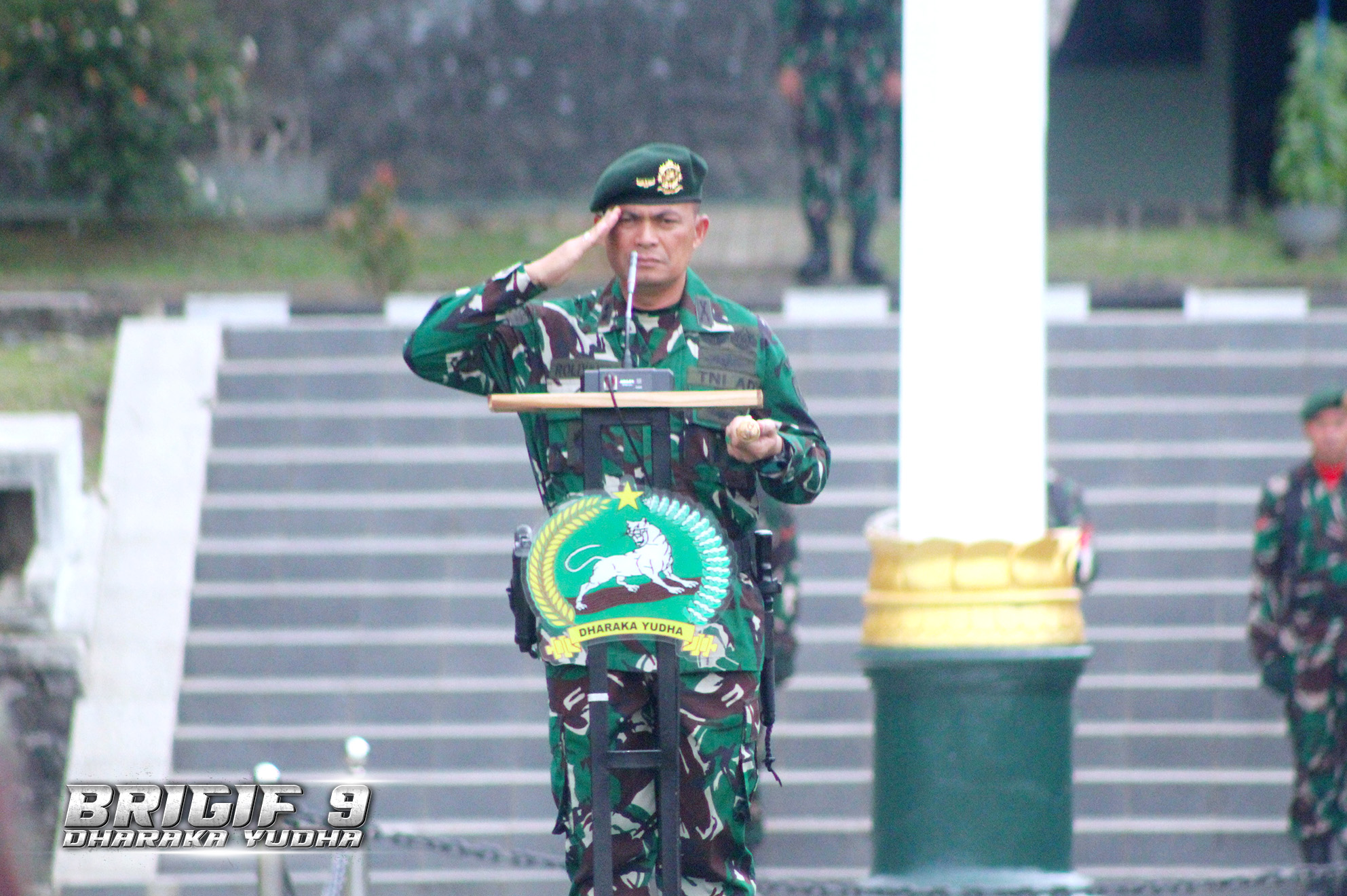 Prajurit Brigif 9/DY/2 Kostrad, Laksanakan Upacara Pengibaran Bendera Merah Putih.

Prajurit Denma Brigif 9/DY/2 Kostrad melaksanakan Upacara Pengibaran Bendera dipimpin langsung oleh Danbrigif 9/DY/2 Kostrad, Letkol Inf Roliyanto, S.I.P., M.I.P., selaku Inspektur Upacara (Irup) bertempat di Lapangan Upacara Markas Brigif 9/DY/2 Kostrad, Kec Patrang, Kab Jember, Senin (08/09/2025).

Dengan kekuatan 1 SSK, pelaksanaan Upacara Pengibaran Bendera yang secara rutin dilaksanakan pada setiap hari Senin setiap minggunya, memiliki makna penting yang salah satunya adalah sebagai upaya untuk mengingatkan prajurit Brigif 9/DY/2 Kostrad pada perjuangan para pahlawan pendahulu dan juga meningkatkan kedisiplinan prajurit.

Adapun rangkaian upacara yang dilaksanakan diantaranya, Pengibaran Bendera Merah Putih, Mengheningkan Cipta, Pembacaan Teks Pancasila oleh Inspektur Upacara, Pengucapan Sapta Marga, Sumpah Prajurit dan 8 Wajib TNI oleh petugas upacara dan dilanjutkan dengan Do’a sebagai penutup.

Usai melaksanakan Upacara Pengibaran Bendera Merah Putih di lanjutkan Jam Komandan. Danbrigif 9/DY/2 Kostrad menyampaikan, sesibuk apapun kegiatan kita, kita tetap harus menjaga ibadah kita, dan juga agar selalu mendekatkan diri kepada Tuhan yang Maha Esa sebagai landasan moral pengabdian kepada Bangsa dan Negara khususnya prajurit Dharaka Yudha., Ungkapnya

Saya tekankan kepada seluruh prajurit Brigif 9/DY/2 Kostrad khususnya jauhi pelanggaran sekecil apapun, tetap jaga sinergitas antara TNI-Polri, hindari bentrok antar instansi, jaga nama baik pribadi, keluarga maupun satuan ini, hindari perbuatan yang merugikan material kita, jauhi kasus kasus yang berhubungan dengan Judol, Pinjol, Narkoba, KDRT dan LGBT, saya berharap prajurit Brigif 9/DY/2 Kostrad di jauhkan dari pelanggaran sekecil apapun yang menyebabkan kerugikan diri sendiri maupun keluarga dan satuan., Tutupnya.