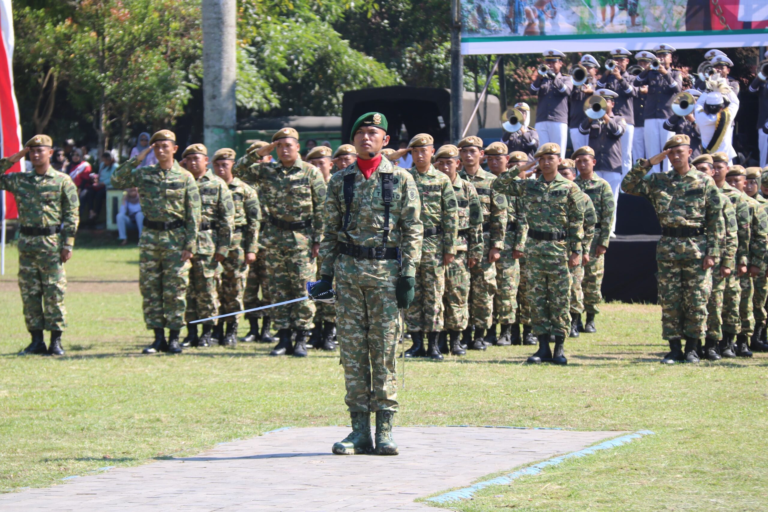 Sinergitas Yonif 514/SY dengan seluruh komponen bangsa di Kabupaten Bondowoso kembali menggelora dalam momentum Upacara Peringatan HUT ke-80 TNI yang digelar di Alun-Alun Raden Bagus Asra, Minggu (05/10/2025).  Upacara berlangsung khidmat dan penuh makna, dihadiri oleh Wakil Bupati Bondowoso, H. As’ad Yahya Syafi’i, S.E., beserta jajaran Forkopimda Kabupaten Bondowoso. kegiatan ini juga melibatkan Kepolisian, perwakilan instansi pemerintah, organisasi masyarakat, mahasiswa, pelajar, hingga masyarakat umum. Kehadiran mereka menjadi wujud nyata dari soliditas dan integrasi seluruh elemen bangsa dalam menjaga keutuhan NKRI.  Wadanyonif 514/SY, Mayor Inf Hakim Alif Fianto, S.T.Han., S.H., M.H., bertindak sebagai Inspektur Upacara sekaligus membacakan amanat Panglima TNI, Jenderal Agus Subiyanto. Dalam amanat tersebut disampaikan tema sentral HUT TNI ke-80, “TNI Prima, TNI Rakyat, Indonesia Maju".  Usai upacara, prajurit Yonif 514/SY mempersembahkan berbagai atraksi kebanggaan, di antaranya demonstrasi pencak silat militer, double stick, karate, Drumband Raksaka Bahana Sabaddha Yudha, serta parade kendaraan taktis yang memukau para tamu undangan dan masyarakat yang hadir.  Upacara HUT TNI ke-80 di Kabupaten Bondowoso tidak hanya menjadi simbol peringatan hari lahir TNI, namun juga menjadi momentum penting untuk mempererat sinergi antara TNI, pemerintah daerah, dan seluruh komponen masyarakat. Melalui semangat kebersamaan tersebut, diharapkan terwujud pertahanan negara yang semakin kokoh, solid, dan selalu hadir untuk rakyat.