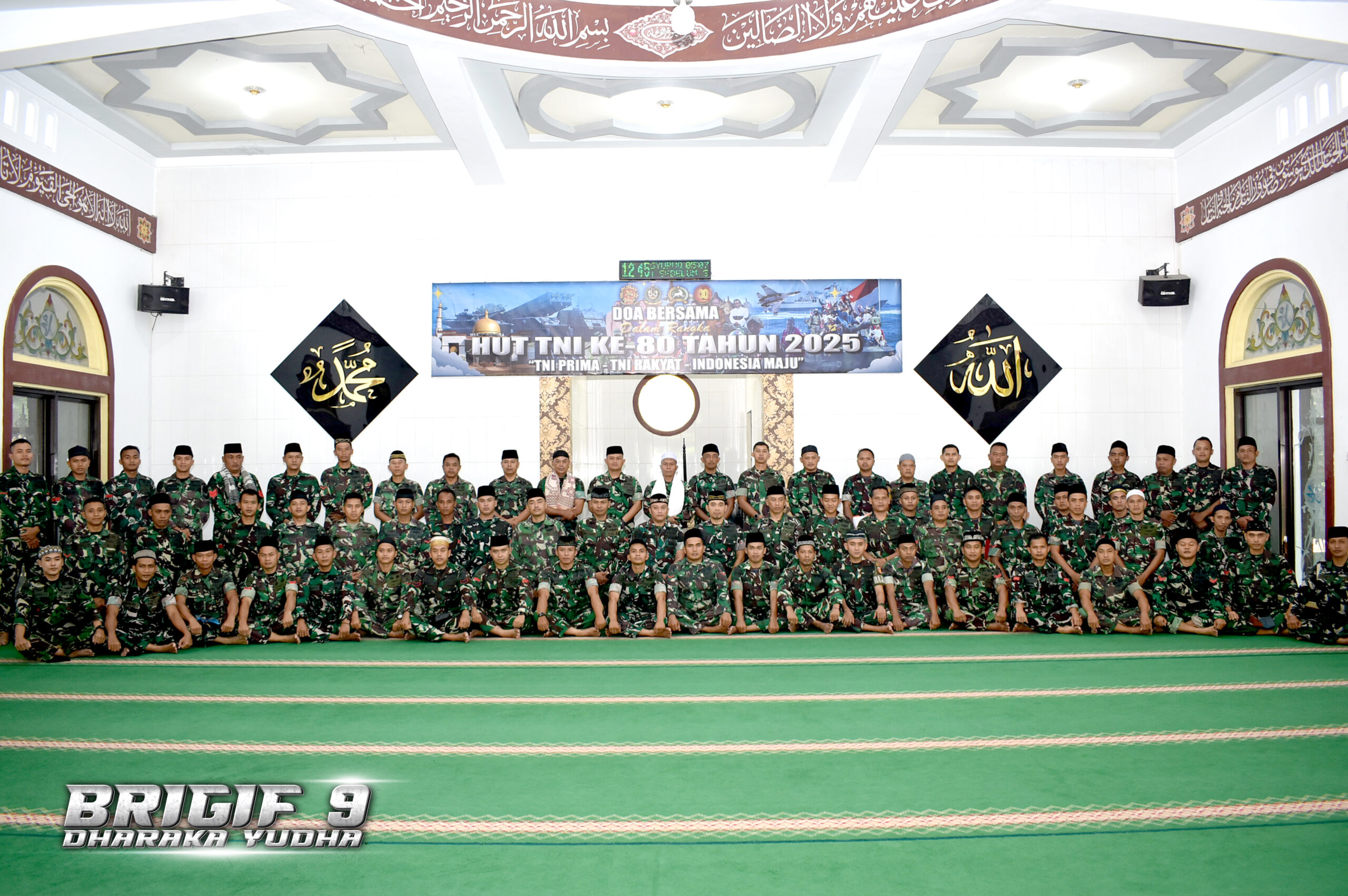 Prajurit Brigif 9/DY/2 Kostrad Gelar Doa Bersama dalam Rangka Memperingati HUT TNI Ke-80 Tahun 2025

Seluruh Prajurit Brigif 9/DY/2 Kostrad gelar Doa Bersama di masing-masing tempat Ibadah, baik yang beragama Nasrani (gereja Uekumene), Hindu (Pure Tri Buana Kerthi) dan yang beragama Islam dilaksanakan di Masjid Nur-Inka dalam rangka Memperingati HUT TNI Ke-80 Tahun 2025, Kec Patrang, Kab Jember, Sabtu (04/10/2025).

Pada Kesempatan tersebut Pabintal Brigif 9/DY/2 Kostrad, Kapten Inf Endrya Yustarinto mewakili Danbrigif 9/DY/2 Kostrad, Kolonel Inf Roliyanto, S.I.P., M.I.P. beserta Perwira Staf dan Prajurit Ma Denma Brigif 9/DY/2 Kostrad membacakan Surat Yasin, Asmaul Husna, Istigosah dan Doa Syukur yang dipandu oleh Ketua Takmir Masjid Nur Inka Brigif 9/DY/2 Kostrad, Pelda Suhairi.

Sebelum acara Doa Bersama dimulai Kapten Inf Endrya Yustarinto Menyampaikan bahwa Doa Bersama dalam rangka Memperingati HUT TNI tidak terlepas dari Sejarah Panjang perjuangan para pendahulu, peringatan HUT TNI bukan hanya sekedar memperingati Seremonial semata tetap juga memberikan makna mentauladani jiwa dan semangat pantang menyerah oleh para pendahulu serta mendoakan keselamatan Prajurit dan Keluarga di Jajaran Brigif 9/DY/2 Kostrad, baik yang di Home Base, yang sedang bertugas di Papua maupun yang sedang Melaksanakan tugas Upacara di lapangan Monas, Jakarta Pusat. "Agar seluruh Prajurit Dharaka Yudha menghindari pelanggaran sekecil apapun yang akan berdampak pada Satuan, diri sendiri dan keluarga", ujar Kapten Inf Endrya Yustarinto.

Melalui Doa Bersama ini, marilah kita panjatkan doa agar seluruh Prajurit Brigif 9/DY/2 Kostrad senantiasa diberikan Kesehatan, Keselamatan, Kesabaran dan Keikhlasan dalam melaksanakan tugas serta selalu dilindungi oleh Tuhan Yang Maha Esa,” tutupnya.